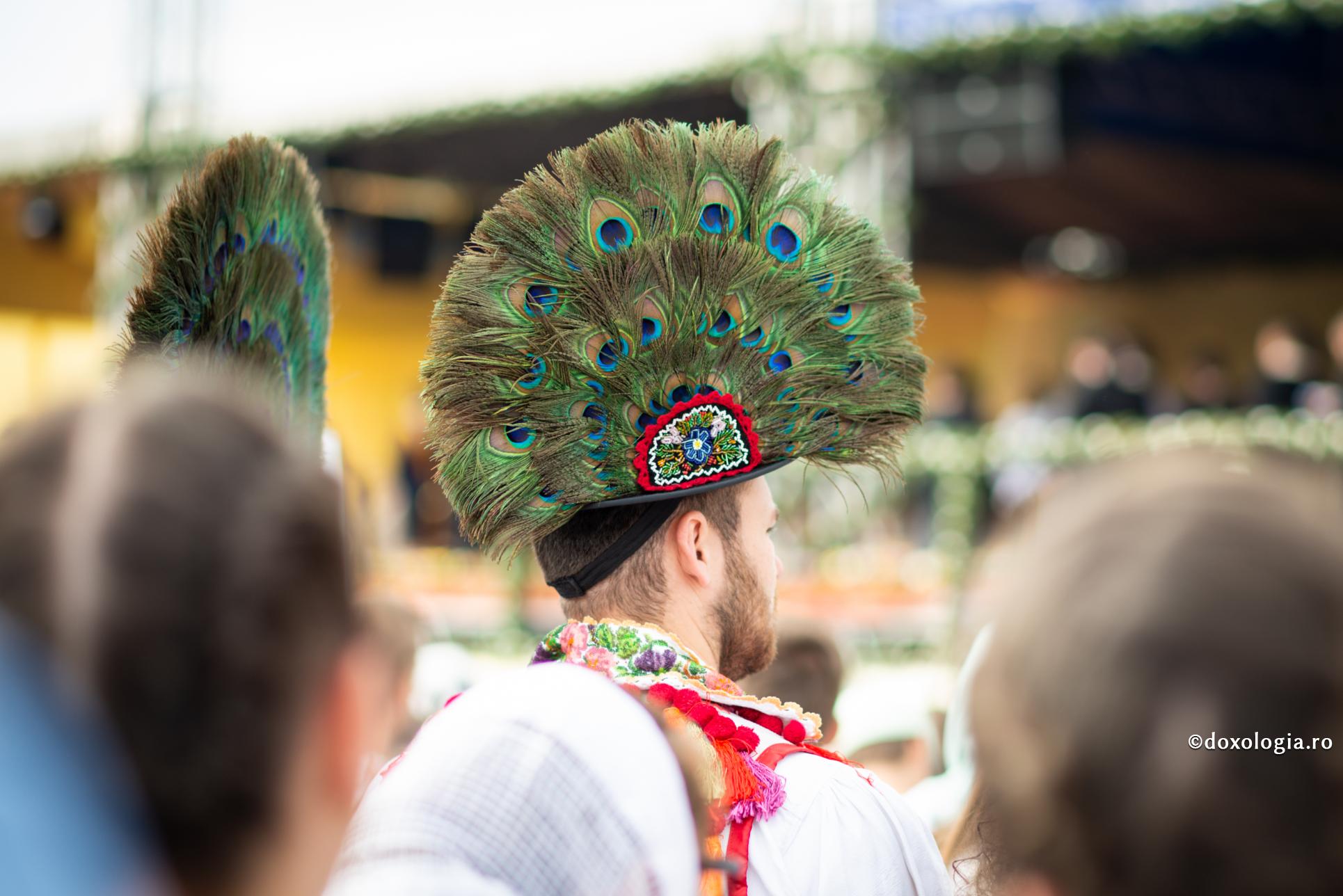 Omul trufaș nu va putea nicicând să placă lui Dumnezeu / Foto: Valentina Bîrgăoanu clop cu pană de păun