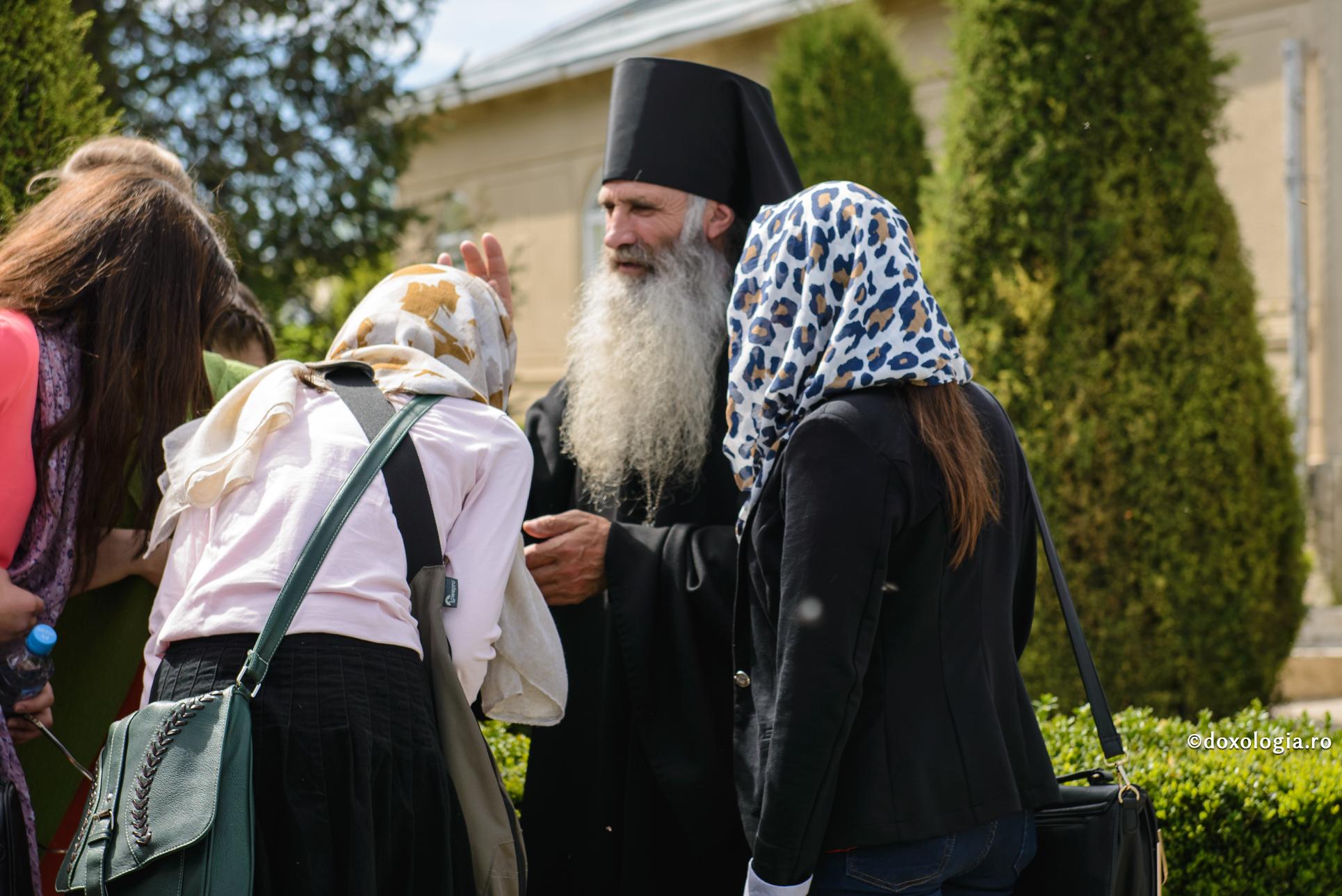 Cuvânt de la Sfântul Paisie Aghioritul pentru cei care nu știu ce să aleagă: căsătorie sau călugărie / Foto: Oana Nechifor preot binecuvântând un grup de credincioși
