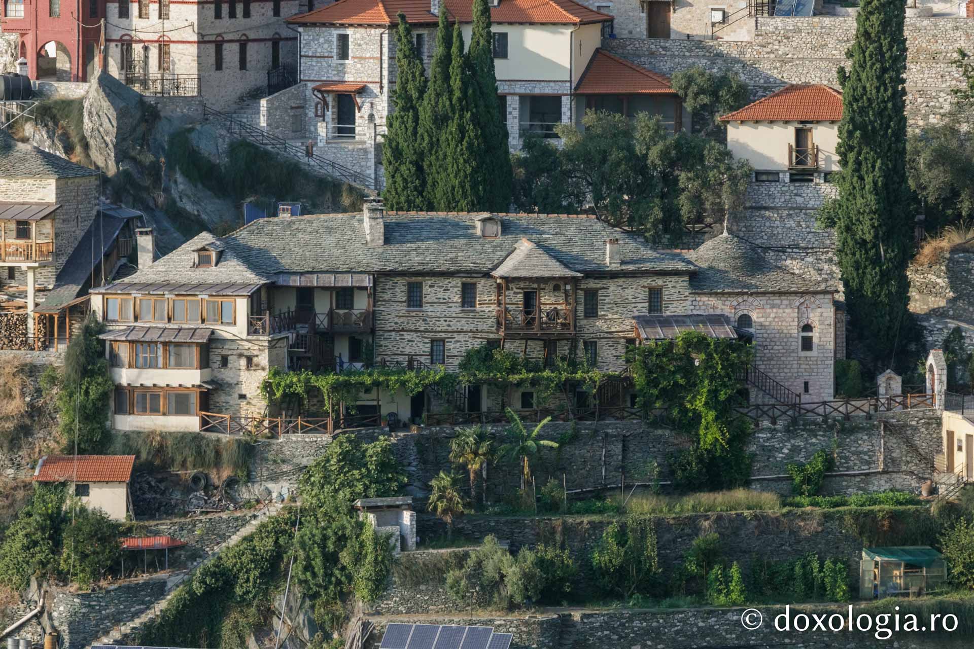 Coliba „Sfinții Apostoli” – Schitul Sfânta Ana, Athos / Foto: Pr. Silviu Cluci Coliba „Sfinții Apostoli” – Schitul Sfânta Ana, Athos