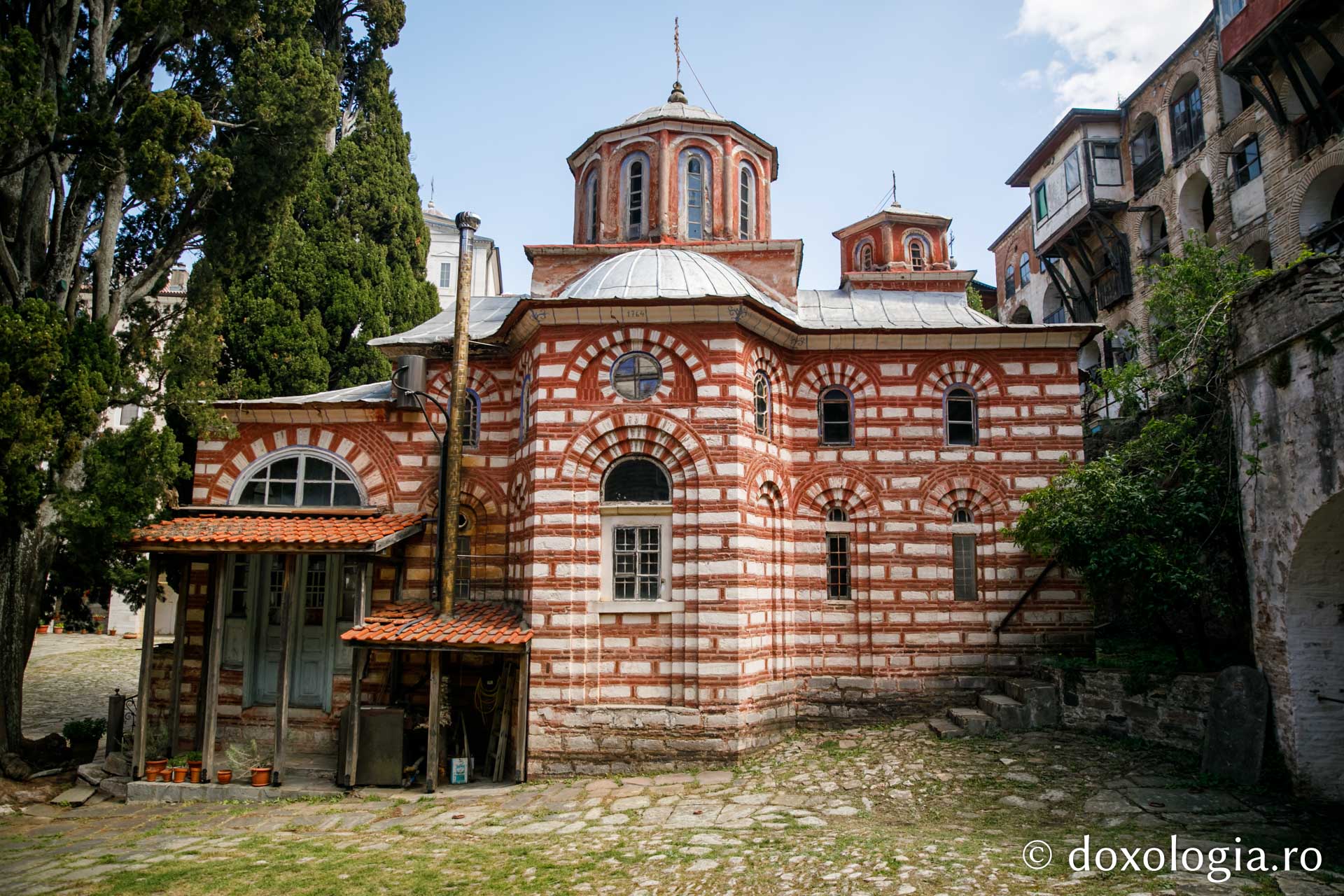 Paraclisul închinat Adormirii Maicii Domnului, în care se află icoana Maicii Domnului „Acatist” – „Prevestitoarea” / Foto: pr. Silviu Cluci Paraclisul „Adormirea Maicii Domnului” – Zografu, Athos