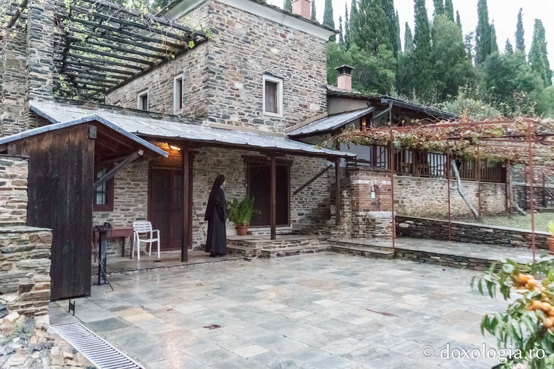 (Foto) Pași de pelerin la Chilia „Sfinții Doctori fără de arginți Cosma și Damian” – Vatoped, Athos (Foto) Pași de pelerin la Chilia „Sfinții Doctori fără de arginți Cosma și Damian” – Vatoped, Athos