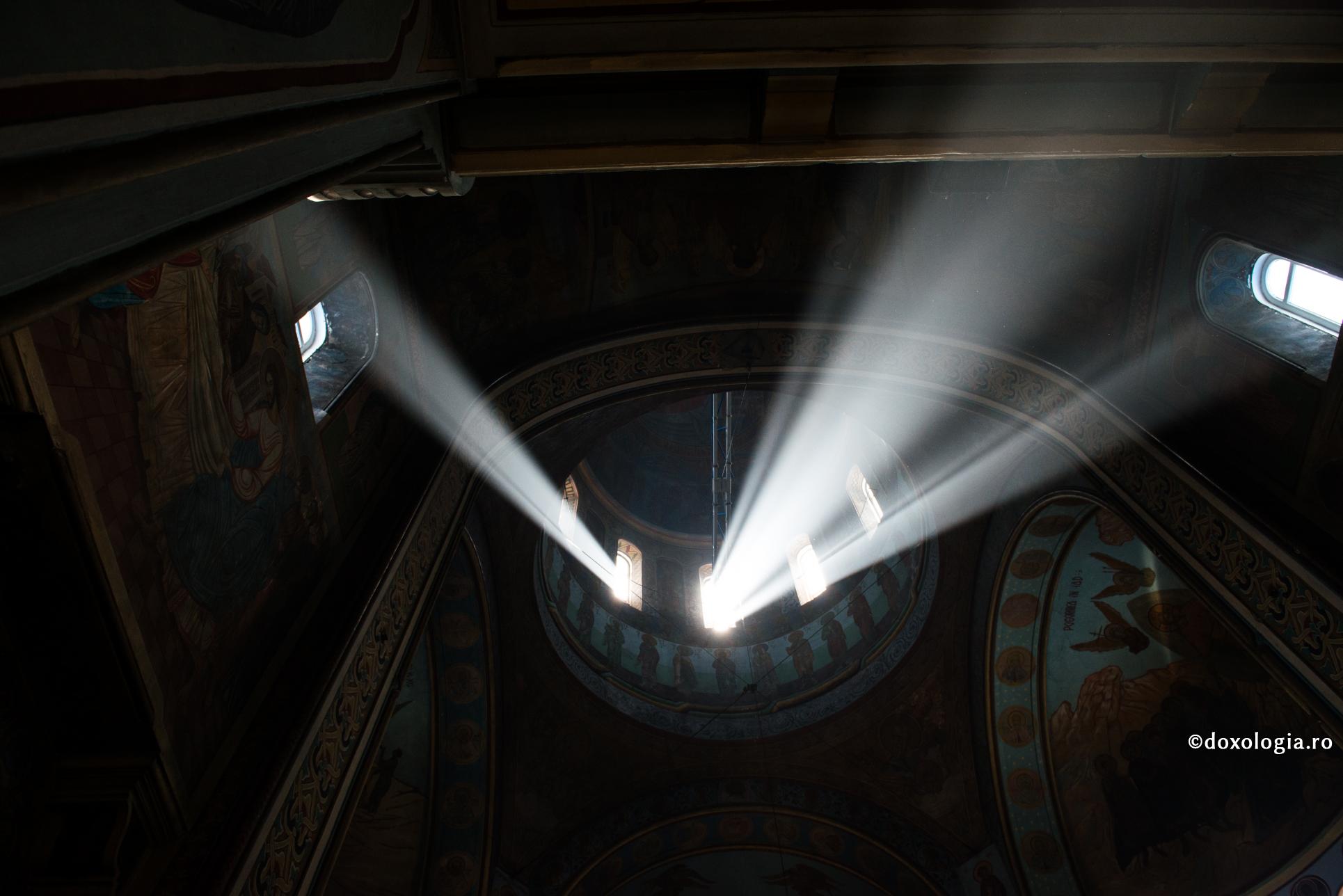 „Bunul Dumnezeu păzește cu amândouă mâinile Sale lumea contemporană. Mai demult ocrotea numai cu una” – Sfântul Paisie Aghioritul / Foto: Oana Nechifor raze de lumină în biserică