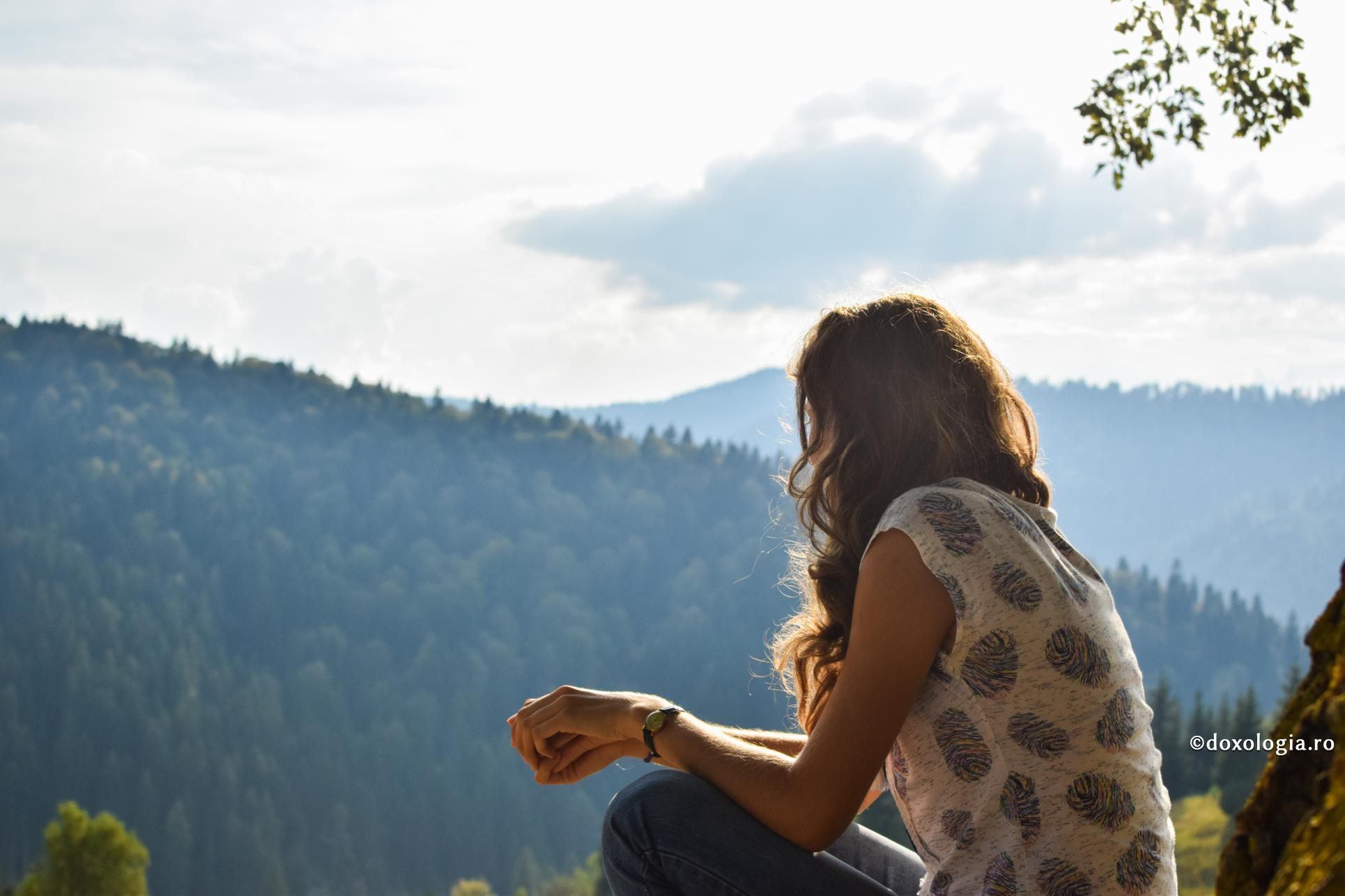 Cum să depășim îndoiala în credință / Foto: Valentina Bîrgăoanu tânără privind în zare