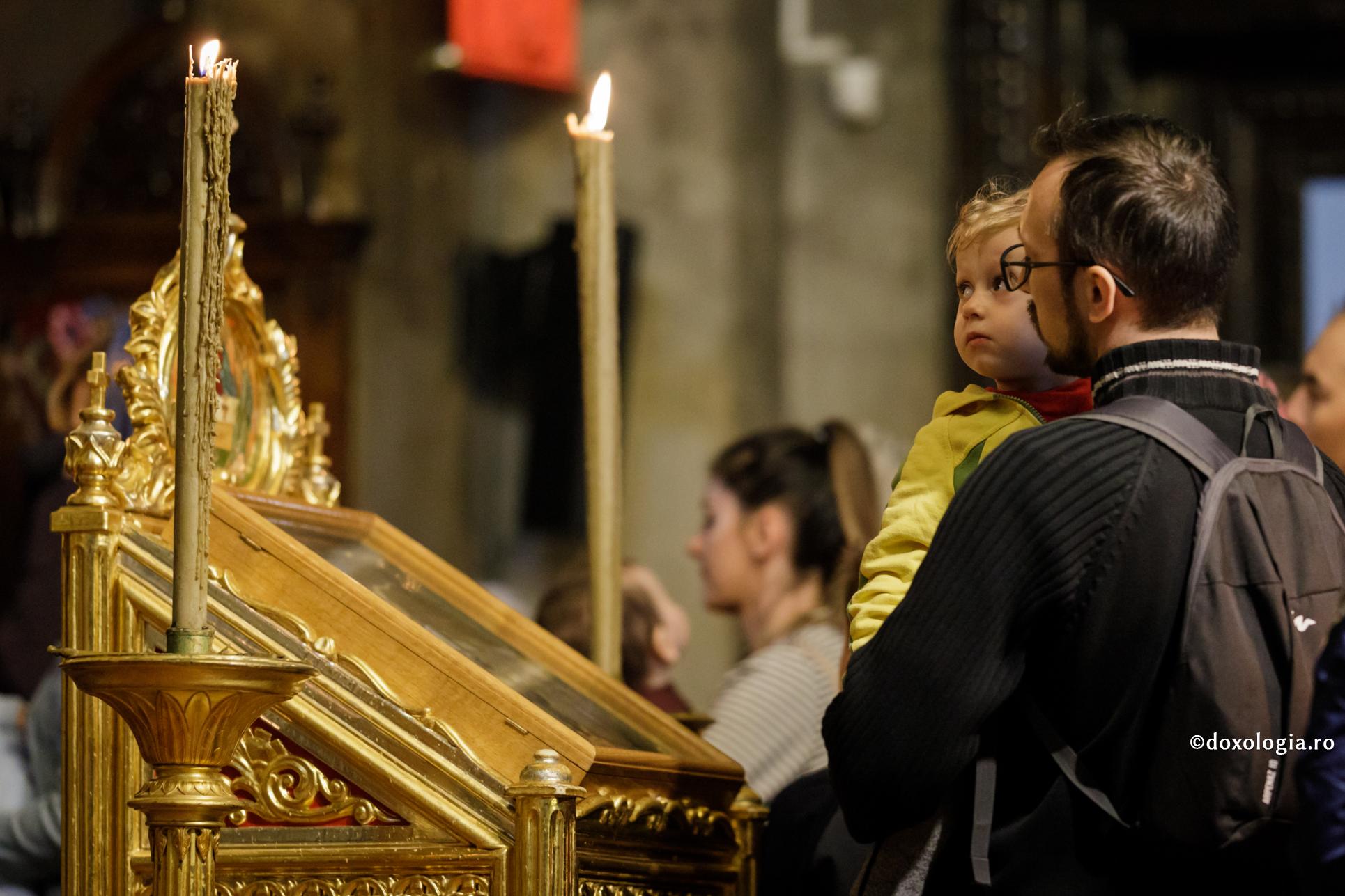 Credința descoperă adâncimea omului / Foto: Oana Nechifor tată cu copilul în brațe în biserică