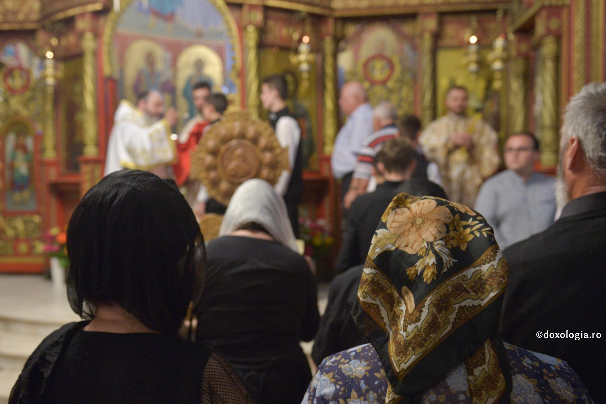 „Nu deasa sau rara împărtășire este folositoare, ci împărtășirea cu vrednicie” / Foto: Adrian Sârbu împărtășirea credincioșilor cu Sfintele Taine