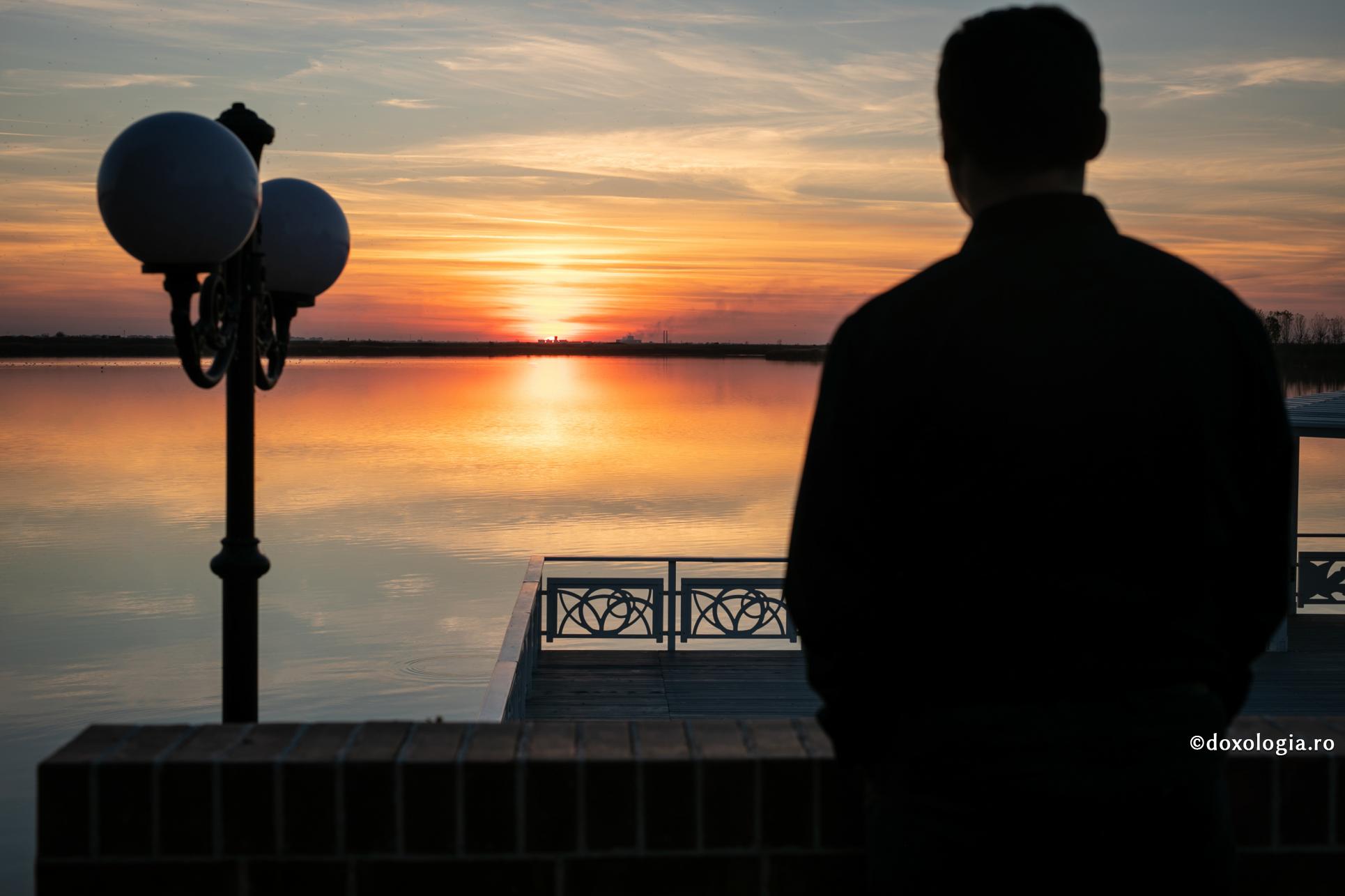 Singurătatea Sfântului Onufrie / Foto: Oana Nechifor bărbat privind apusul