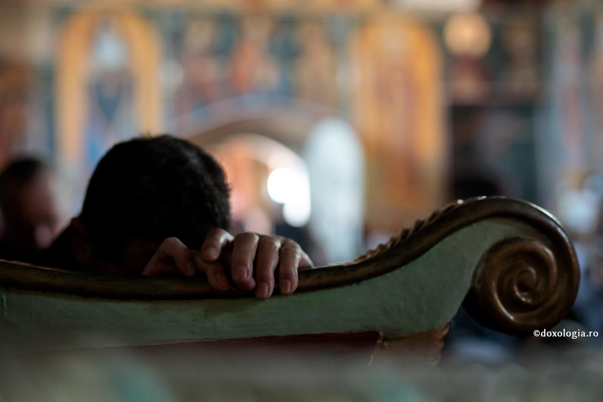 Ce să fac când mă luptă cârtirea și mânia? / Foto: Oana Nechifor bărbat sprijinind capul