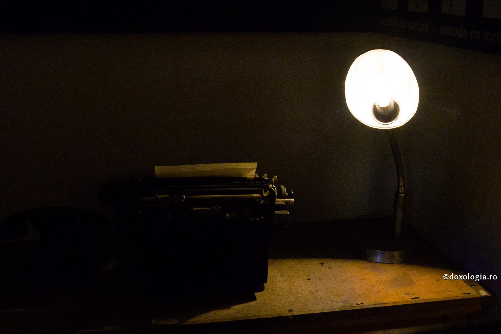 Un preot prins în ghearele morții reușește să primească izbăvirea în chip minunat / Foto: Oana Nechifor mașină de scris