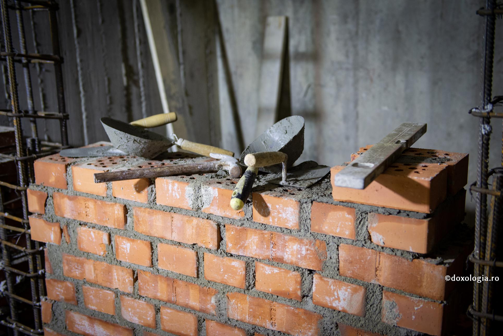 Duhurile rele, rușinate de rugăciunea Sfântului Atanasie / Foto: doxologia.ro zid de cărămidă