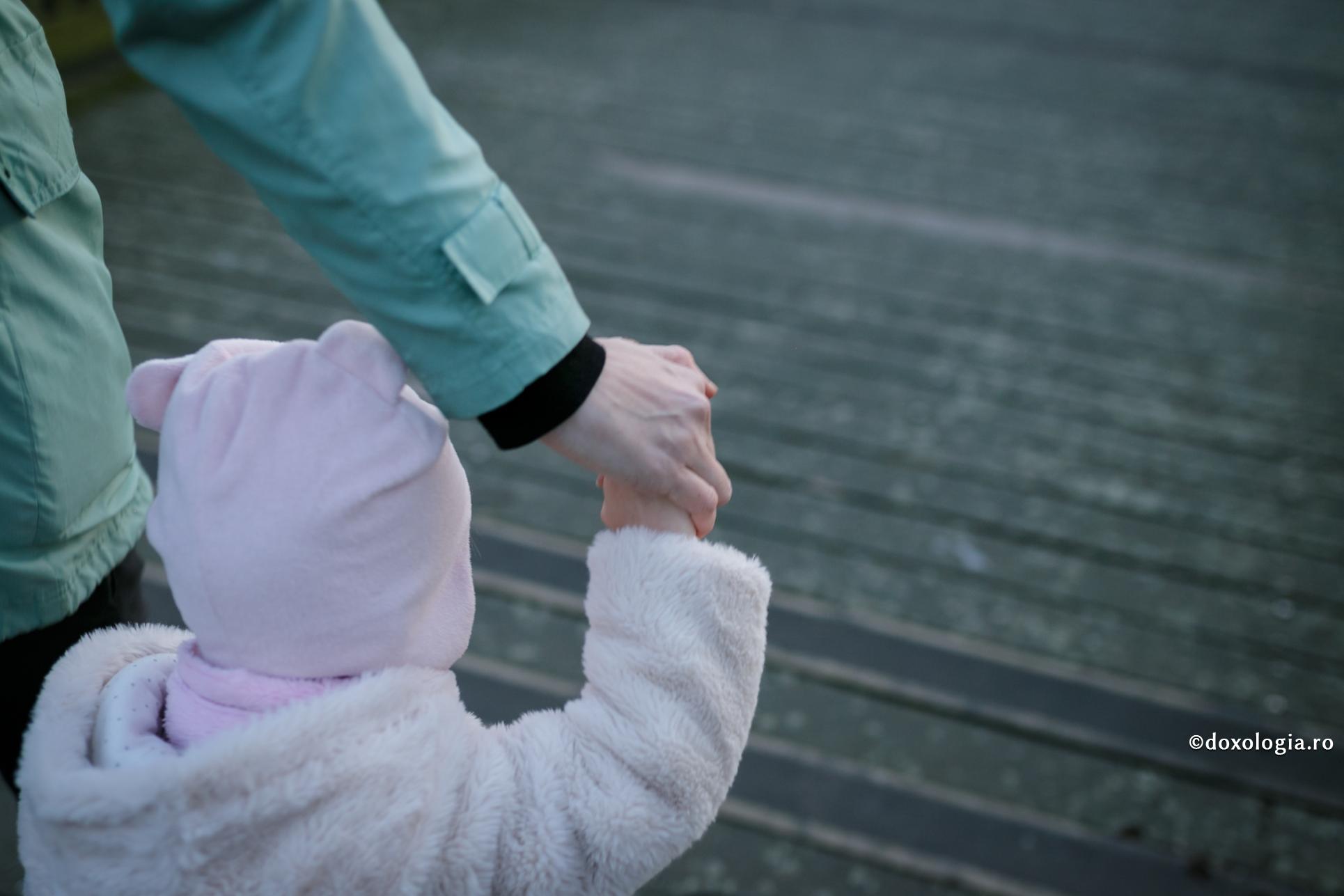 Ajutorul la începuturile nevoinței duhovnicești / Foto: Oana Nechifor copil ținut de mână