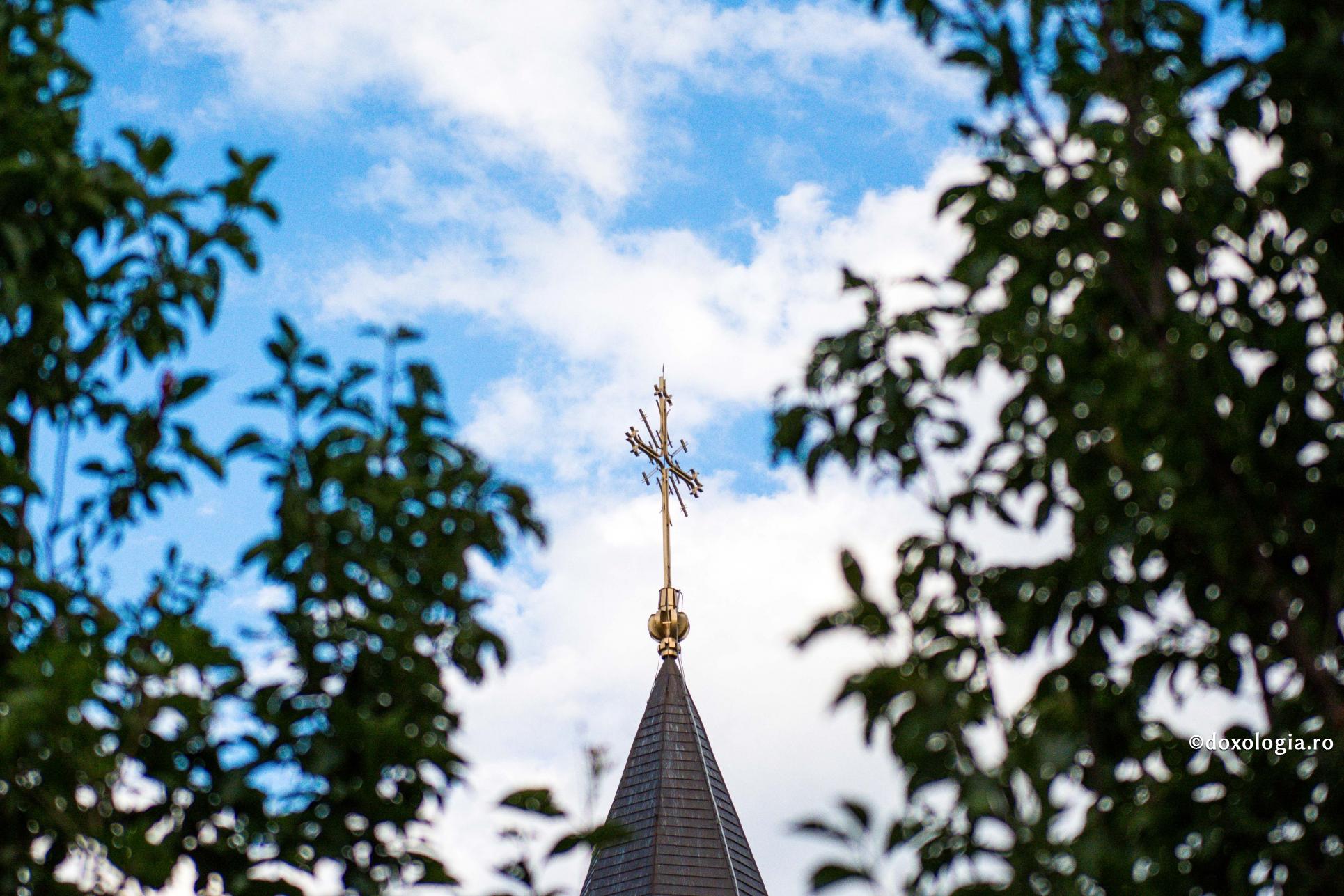 1 Septembrie – începutul Anului Bisericesc – o nouă invenție a Bisericii? / Foto: Ștefan Cojocariu crucea din vârful bisericii
