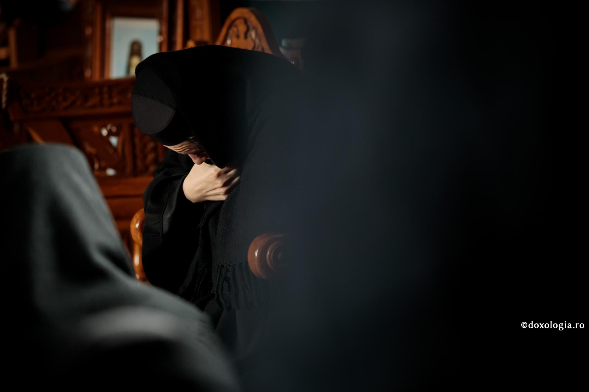 Cele două chipuri ale smereniei / Foto: Oana Nechifor maică cu capul plecat