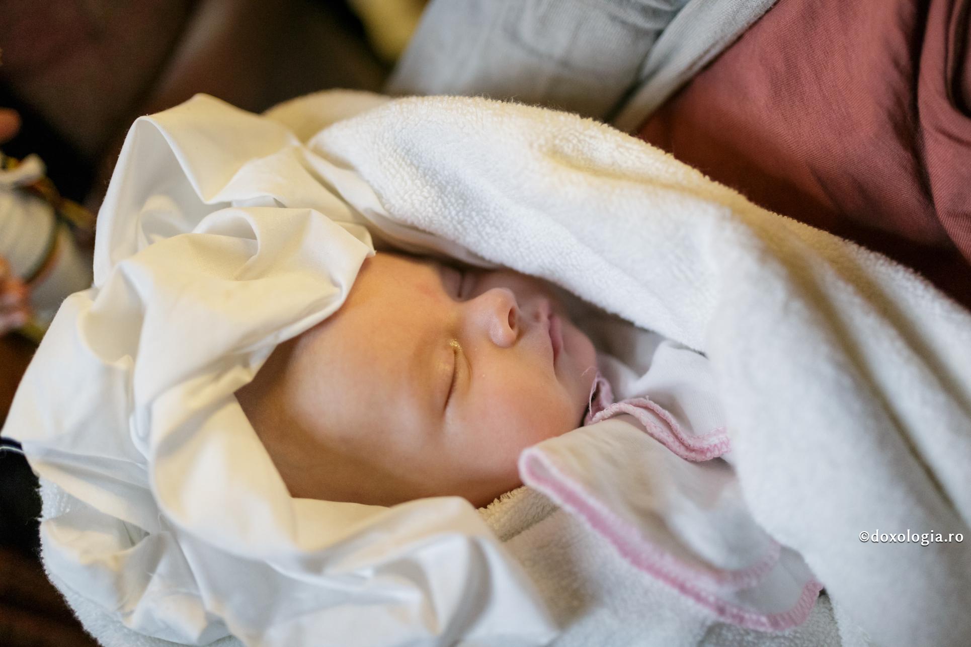După două sarcini pierdute, o mămică reușește să aibă o fetiță sănătoasă cu ajutorul Sfântului Nectarie și al Maicii Domnului / Foto: Oana Nechifor bebeluș în brațe