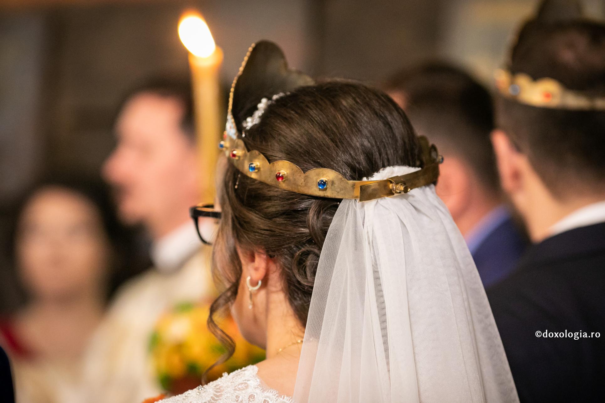 Scopul ultim al căsătoriei – concentrarea în întregime asupra lui Dumnezeu / Foto: Oana Nechifor miri cu cununiile pe cap