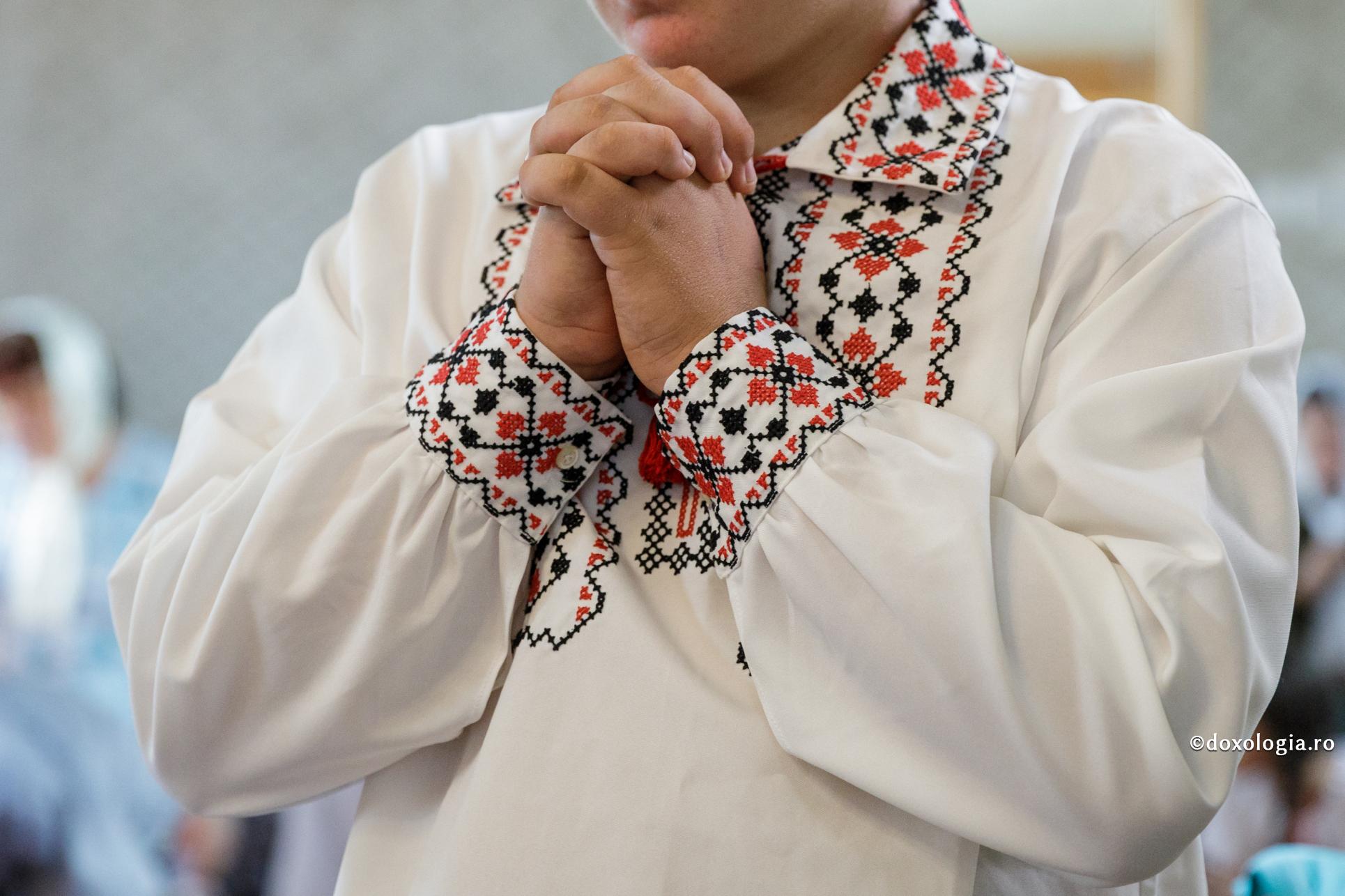 Să nu cicălim copiii în privința rugăciunii, ci să-i învățăm să o simtă necesară / Foto: Oana Nechifor mâini împreunate la rugăciune