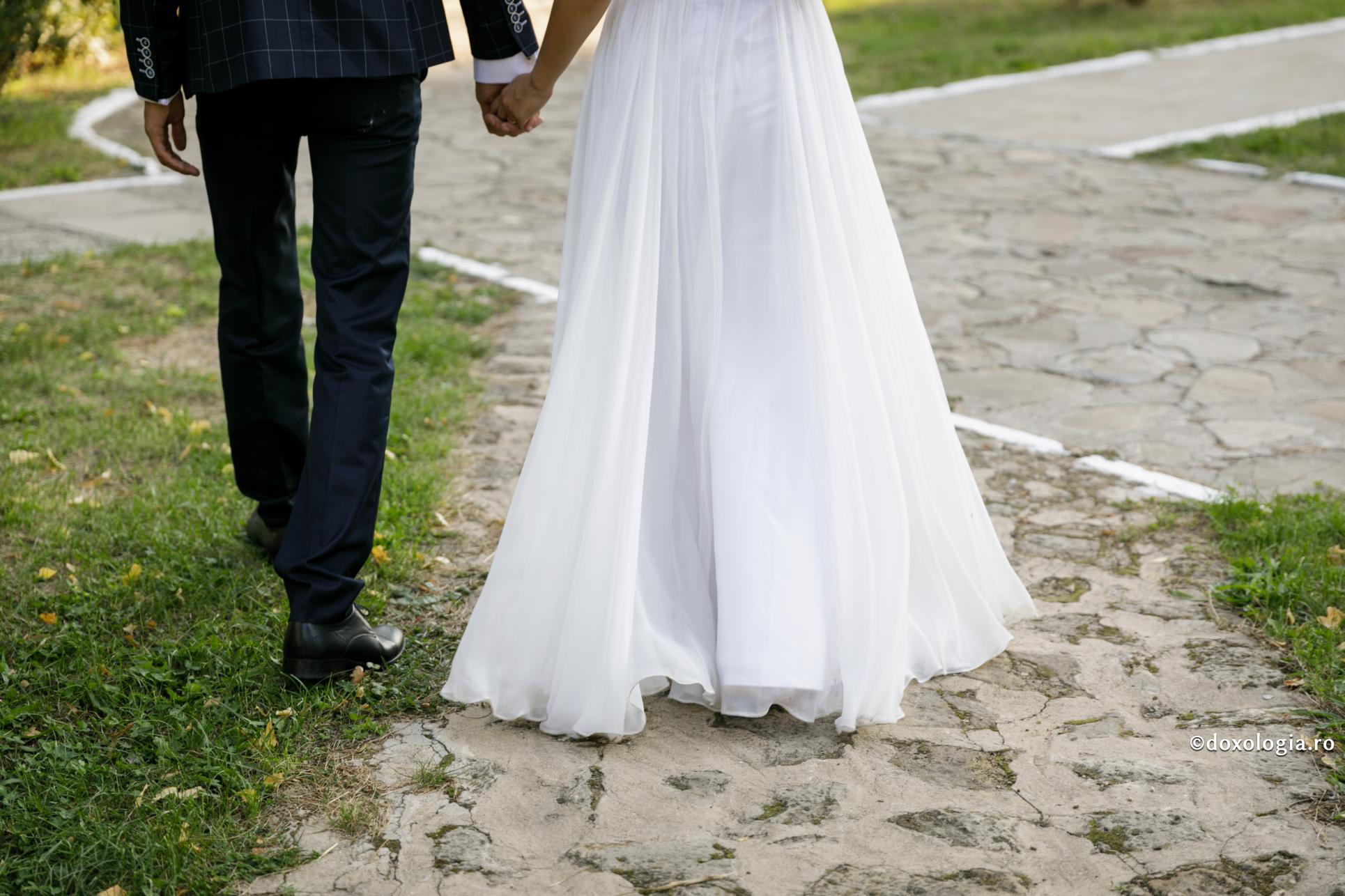 Cum se pot lucra virtuțile în viața de familie? / Foto: Oana Nechifor miri ținându-se de mână