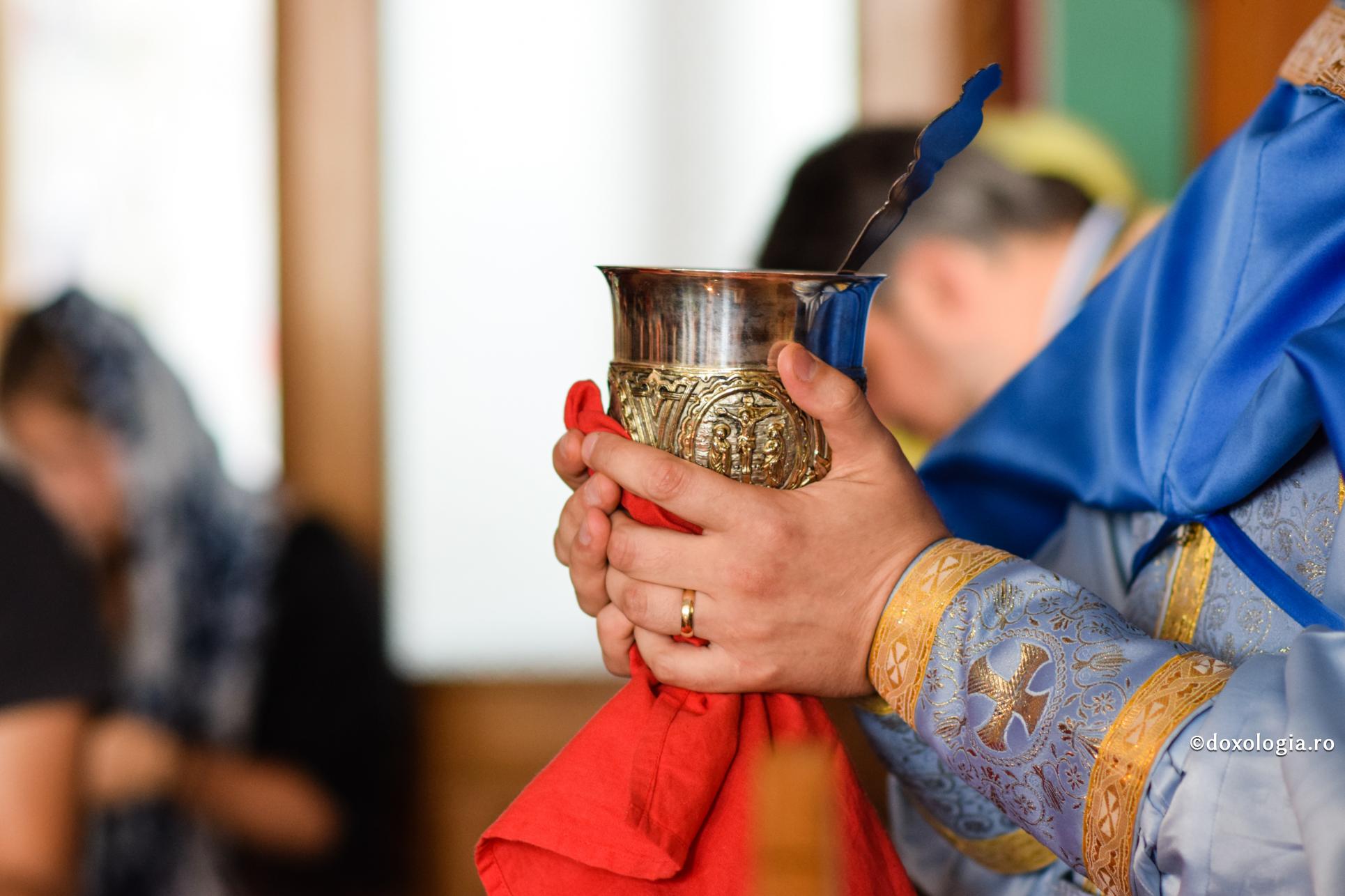 Chipuri transformate de Sfânta Împărtășanie / Foto: Valentina Bîrgăoanu preot cu Sfântul Potir în mână