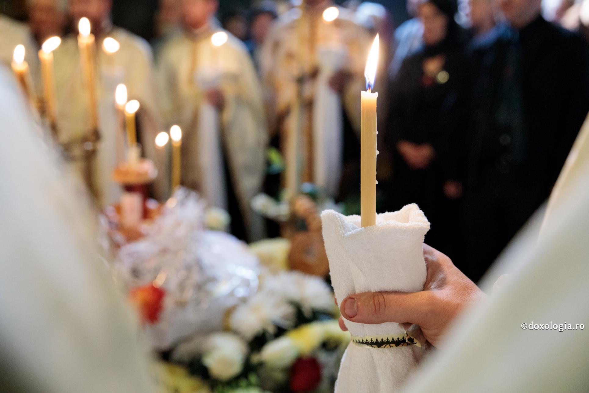 „Nu pot uita momentul acesta, căci a fost o mare minune pentru mine” – ajutorul Sfântului Ioan Gură de Aur / Foto: Oana Nechifor lumânare cu prosop
