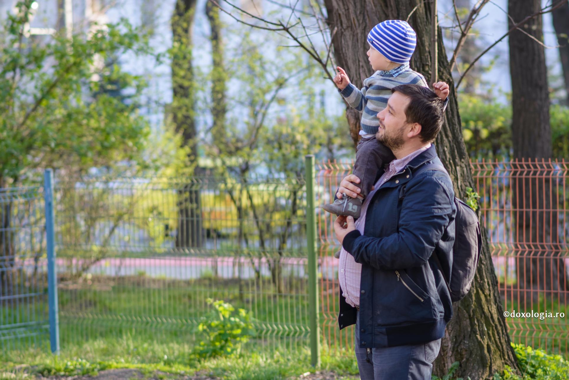 Blândețea este lespedea care risipește toate valurile mâniei / Foto: Oana Nechifor tată cu copilul în brațe