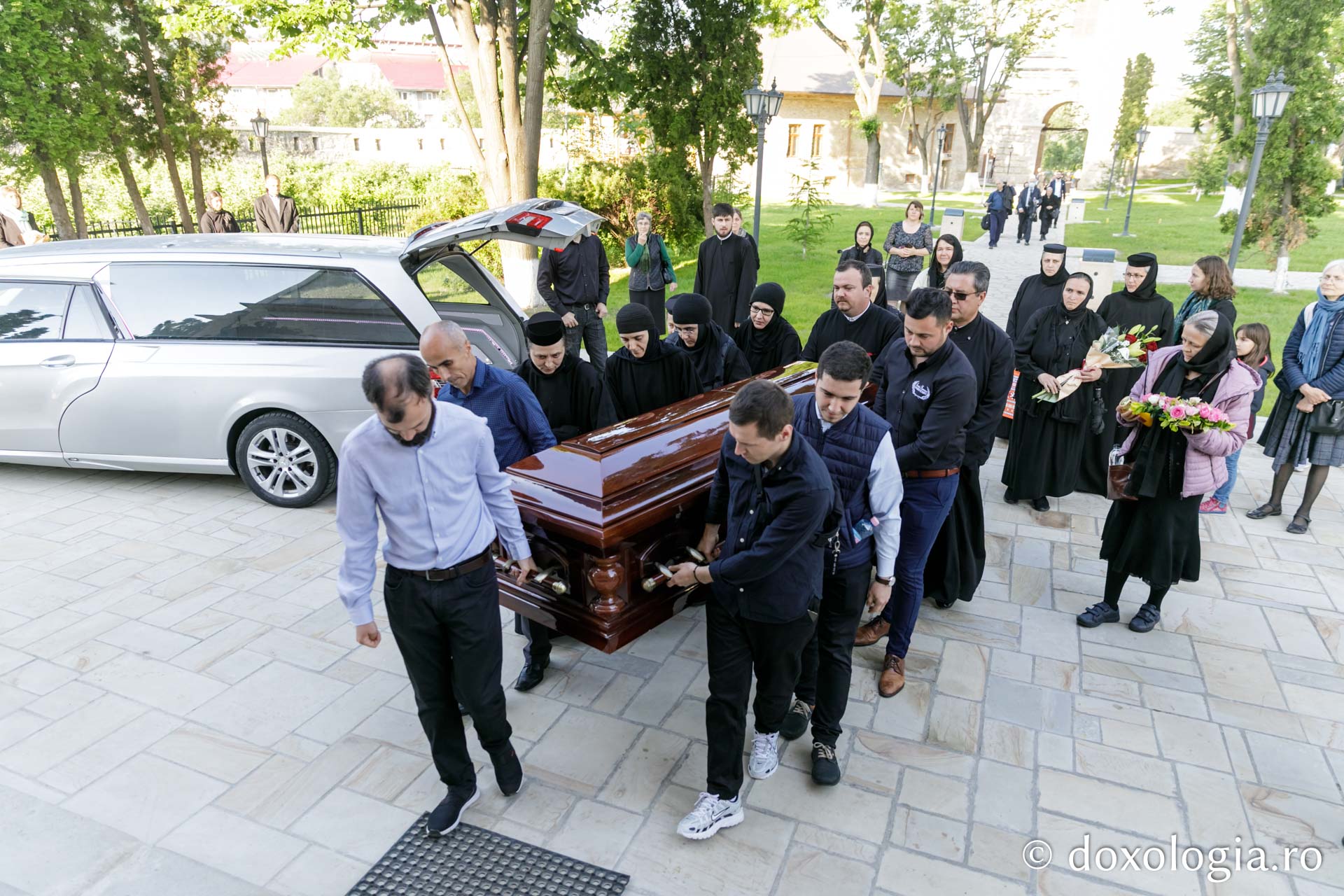 (Foto) „Dacă prin moarte voi fi fericită, iată, mor” – imagini de la înmormântarea Maicii Siluana (Foto) „Dacă prin moarte voi fi fericită, iată, mor” – imagini de la înmormântarea Maicii Siluana