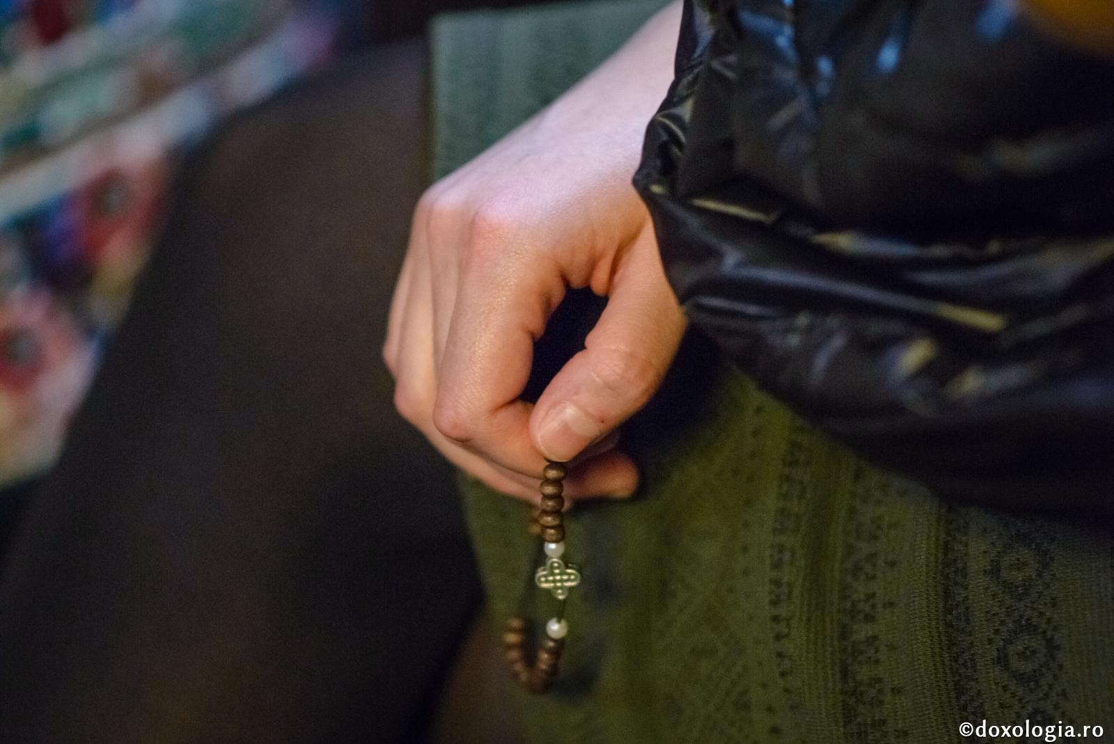 Câștigăm războiul cu gândurile chemându-L pe Hristos în rugăciune / Foto: Oana Nechifor metanier în mână