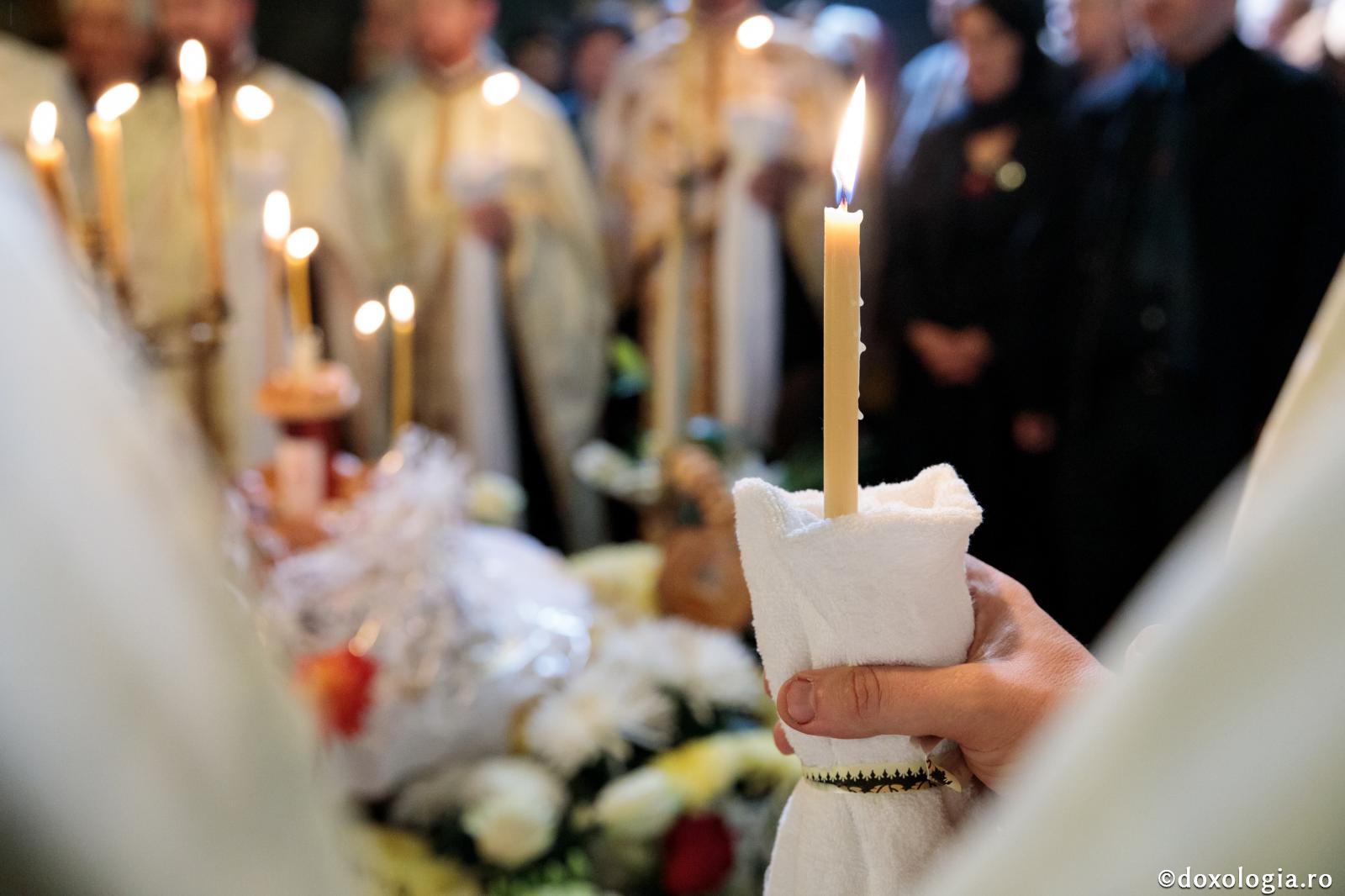Și cei adormiți ne pomenesc pe noi / Foto: Oana Nechifor lumânare cu prosop