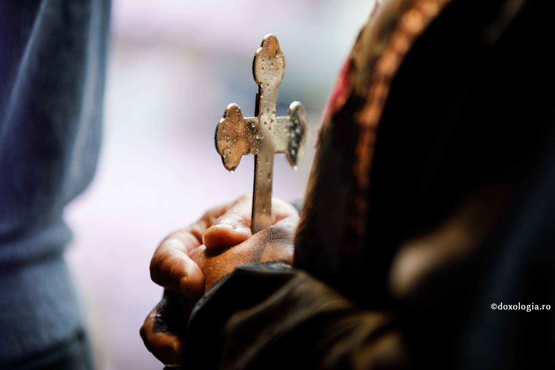 Părintele Porfirie – despre Cruce și smerenie / Foto: Oana Nechifor cruce de metal în mână