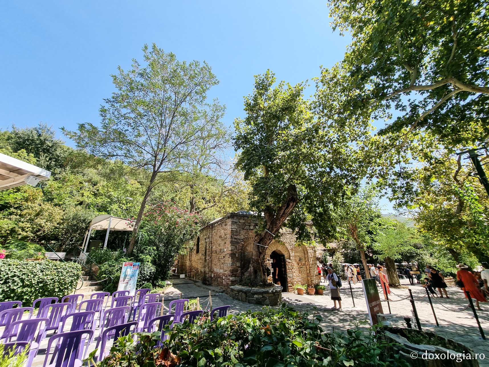 Pași de pelerini la Casa Maicii Domnului din Efes / Foto: Magda Buftea Casa Maicii Domnului din Efes