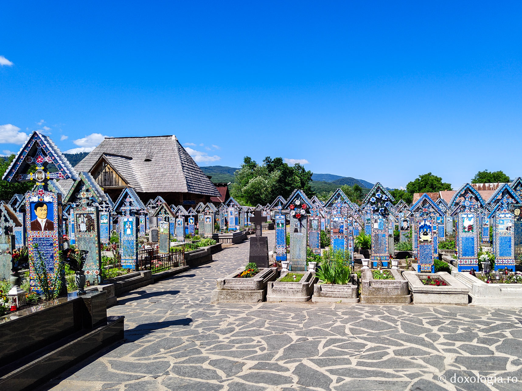 Cimitirul Vesel din Săpânța și biserica locului Cimitirul Vesel
