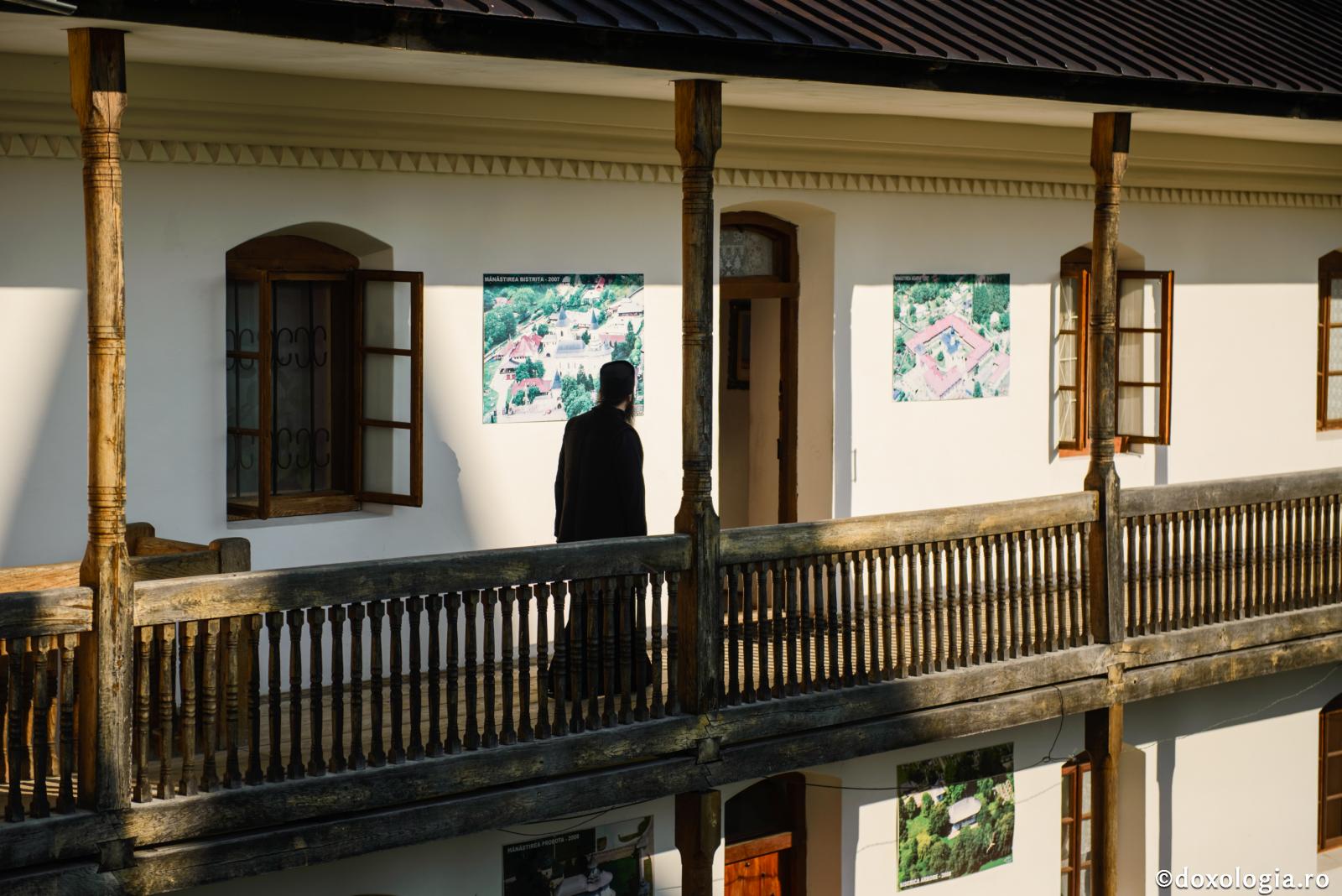 Cum l-a salvat Sfântul Paisie de la Neamț pe Părintele Timotei de la moarte / Foto: pr. Silviu Cluci călugăr în cerdac