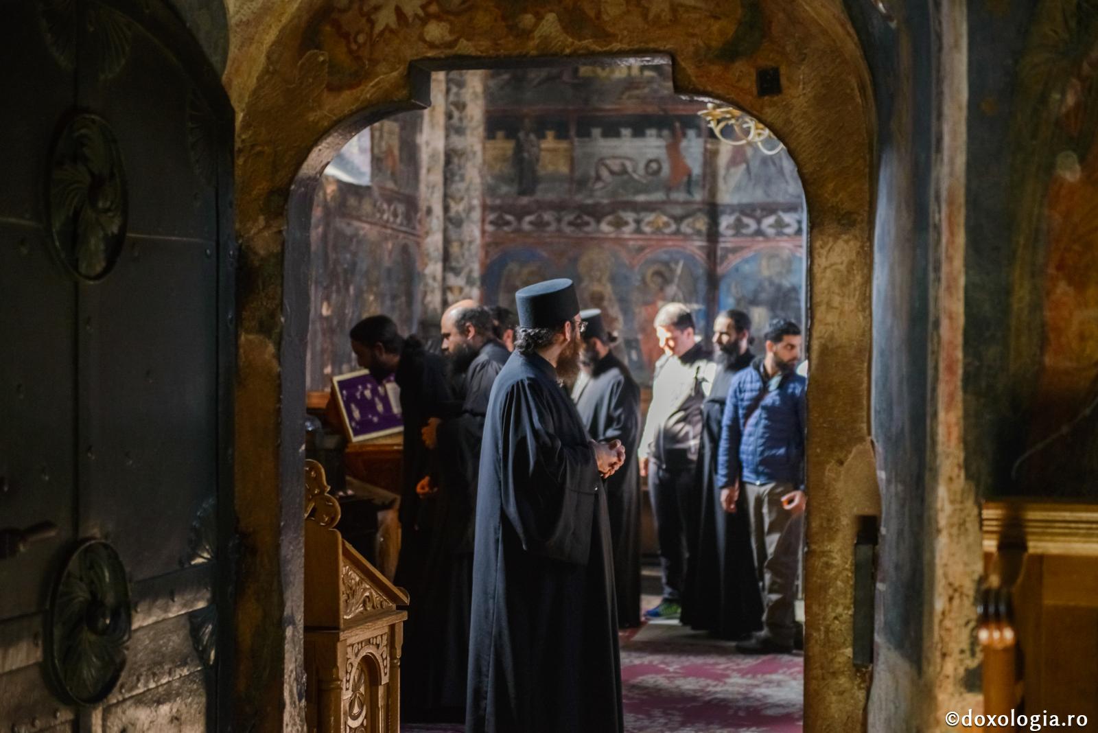 Sfântul Paisie de la Neamț se arată în vedenie unui călugăr la adormirea sa / Foto: pr. Silviu Cluci închinători