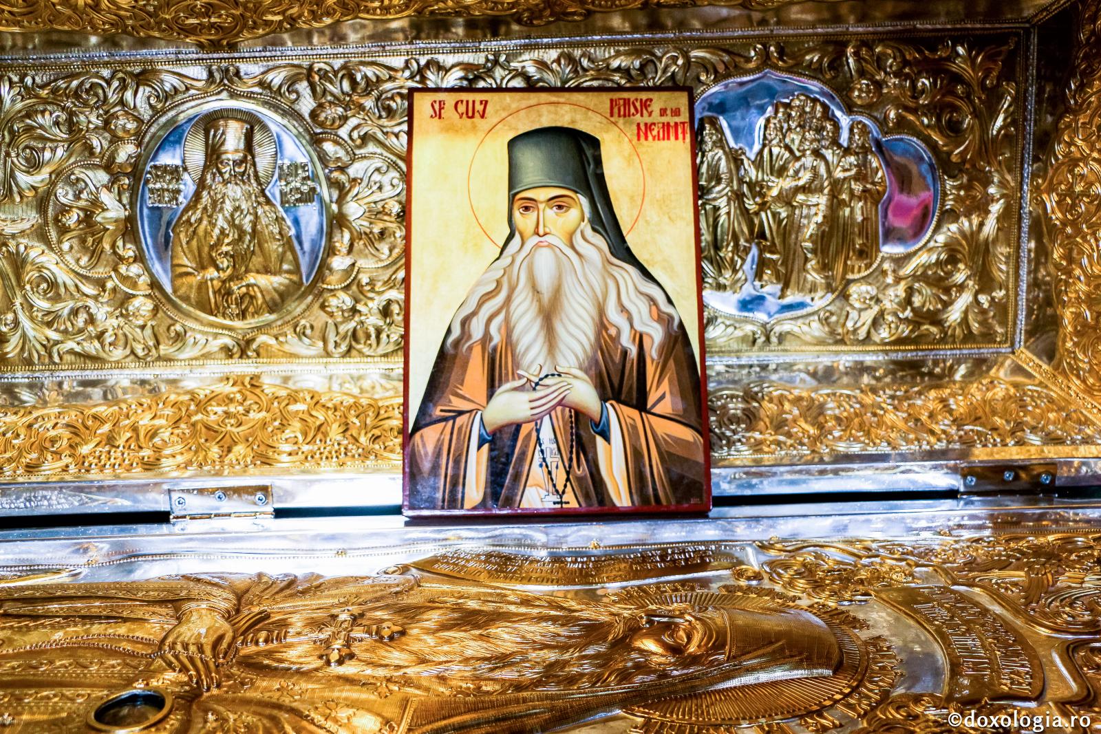 „Nu poate mintea omenească și limba să ajungă a spune la câtă slavă cerească se află starețul Paisie” / Foto: Cătălin Acasandrei icoana cu Sfântul Cuvios Paisie de la Neamț