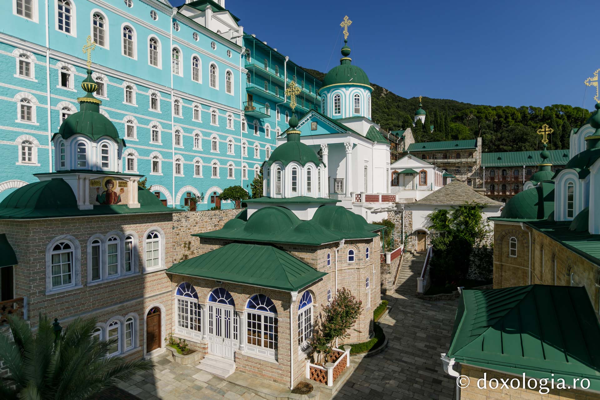 Ansamblul clădirilor Mănăstirii „Sfântul Pantelimon” – Athos / Foto: Pr. Silviu Cluci Ansamblul clădirilor Mănăstirii „Sfântul Pantelimon” – Athos