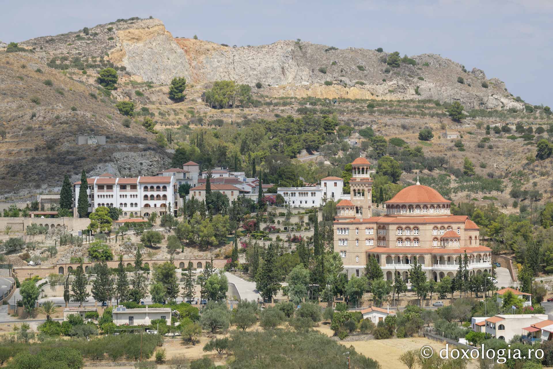 Mănăstirea Sfânta Treime – vedere generală / Foto: pr. Silviu Cluci Mănăstirea „Sfânta Treime” – ctitoria Sfântului Nectarie din Eghina