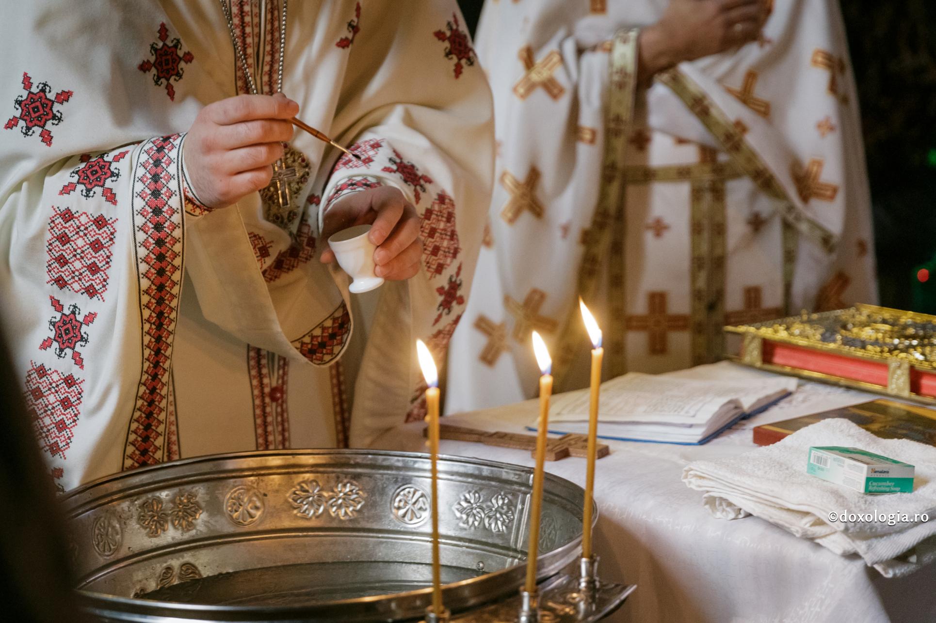 Ce era tăierea împrejur în timpul Vechiului Testament, este Botezul pentru creștini / Foto: Oana Nechifor preot lângă cristelniță