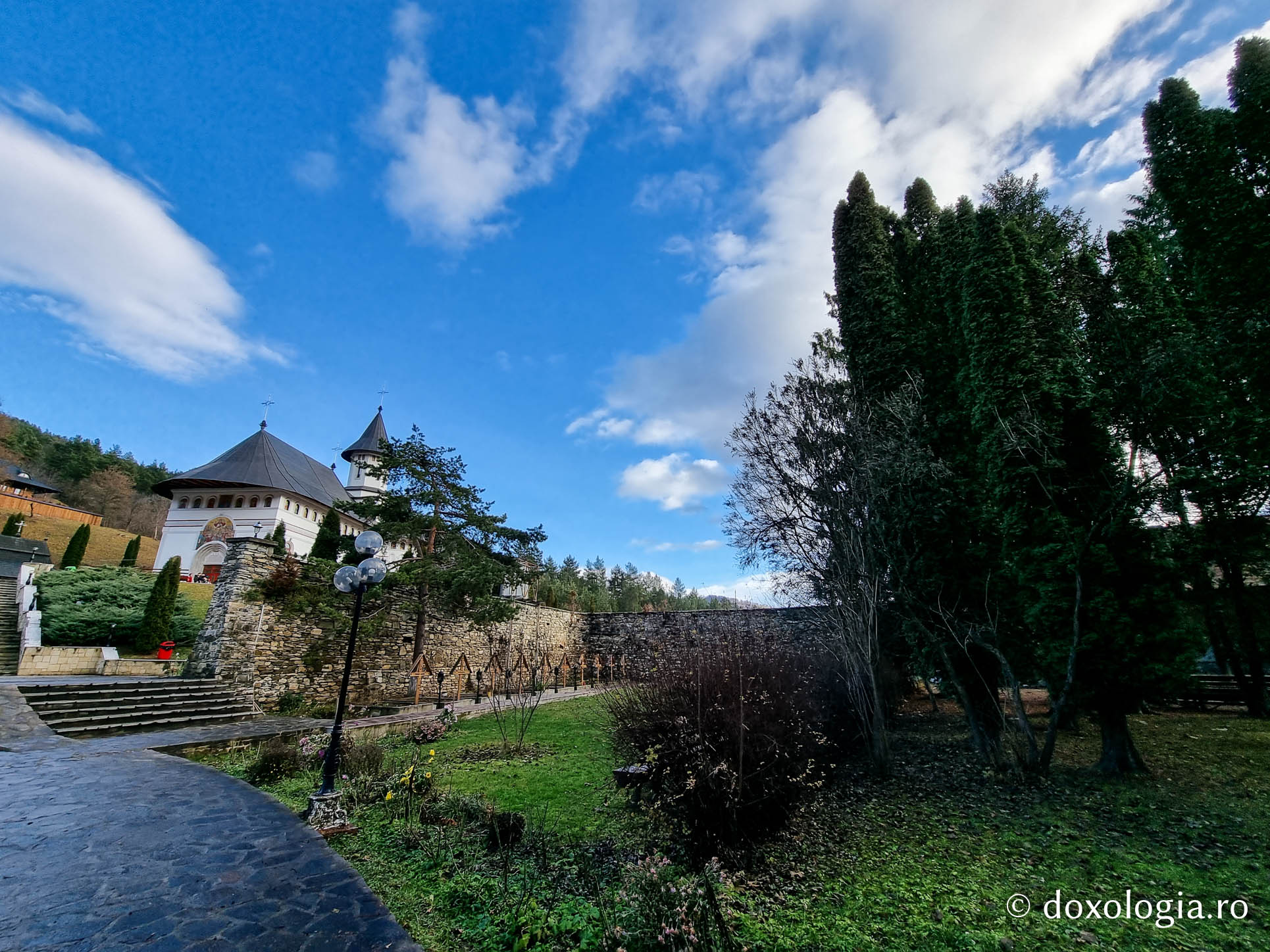 Atmosferă de liniște și rugăciune la Mănăstirea Pângărați / Foto: Magda Buftea Mănăstirea Pângărați