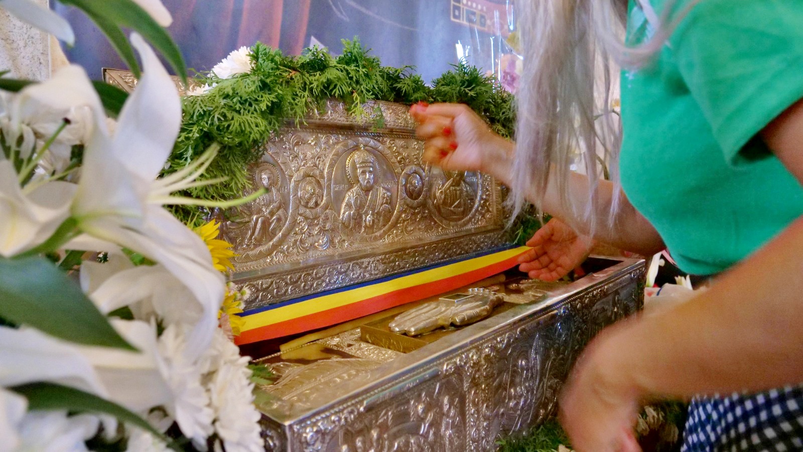 „Ne-am închinat la racla sfântului și apoi fetița noastră s-a vindecat” – o minune a Sfântului Ierarh Nicolae racla Sfântului Nicolae