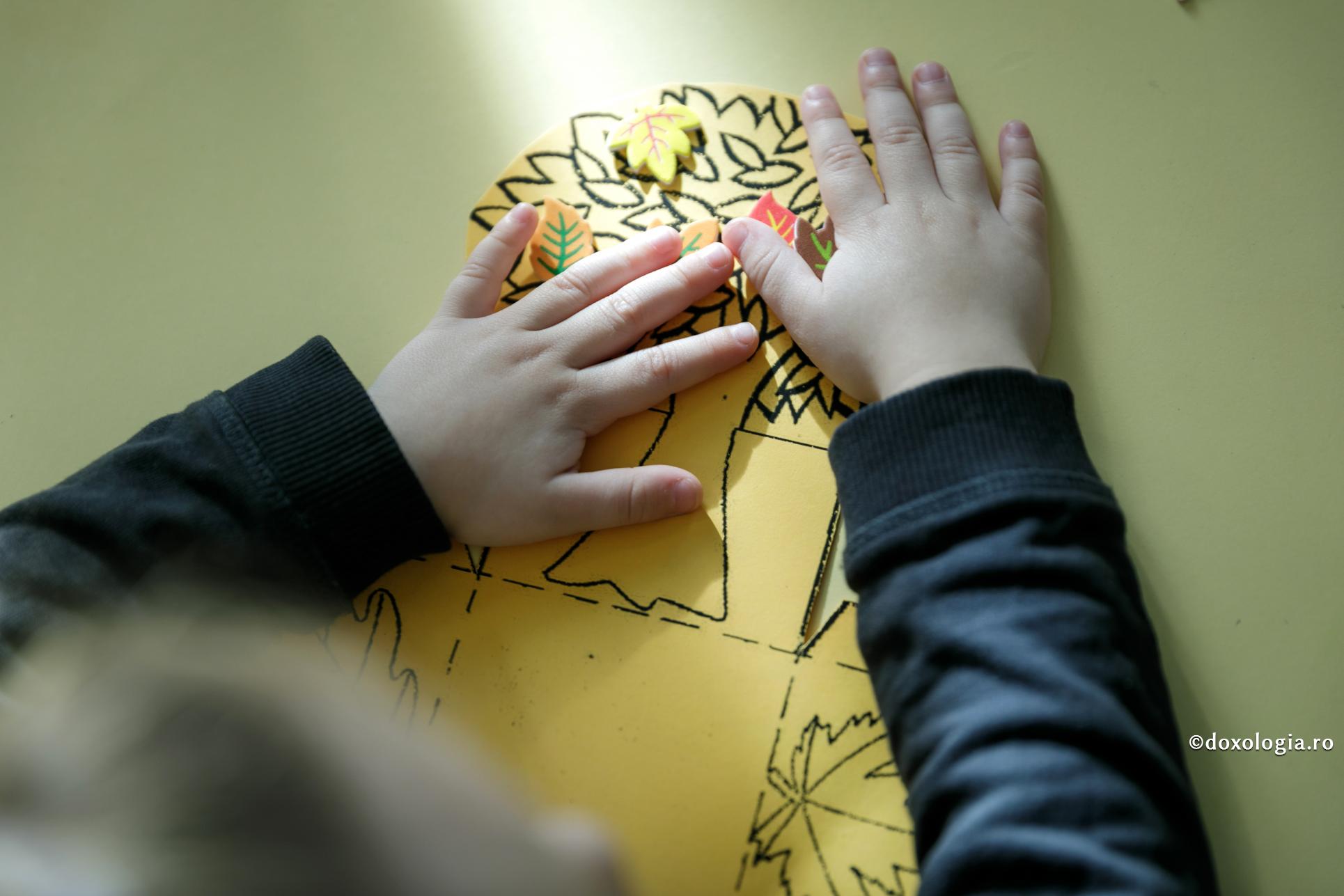 Timpul copiilor noștri – și timpul nostru pentru sufletele lor / Foto: Oana Nechifor mâini de copil