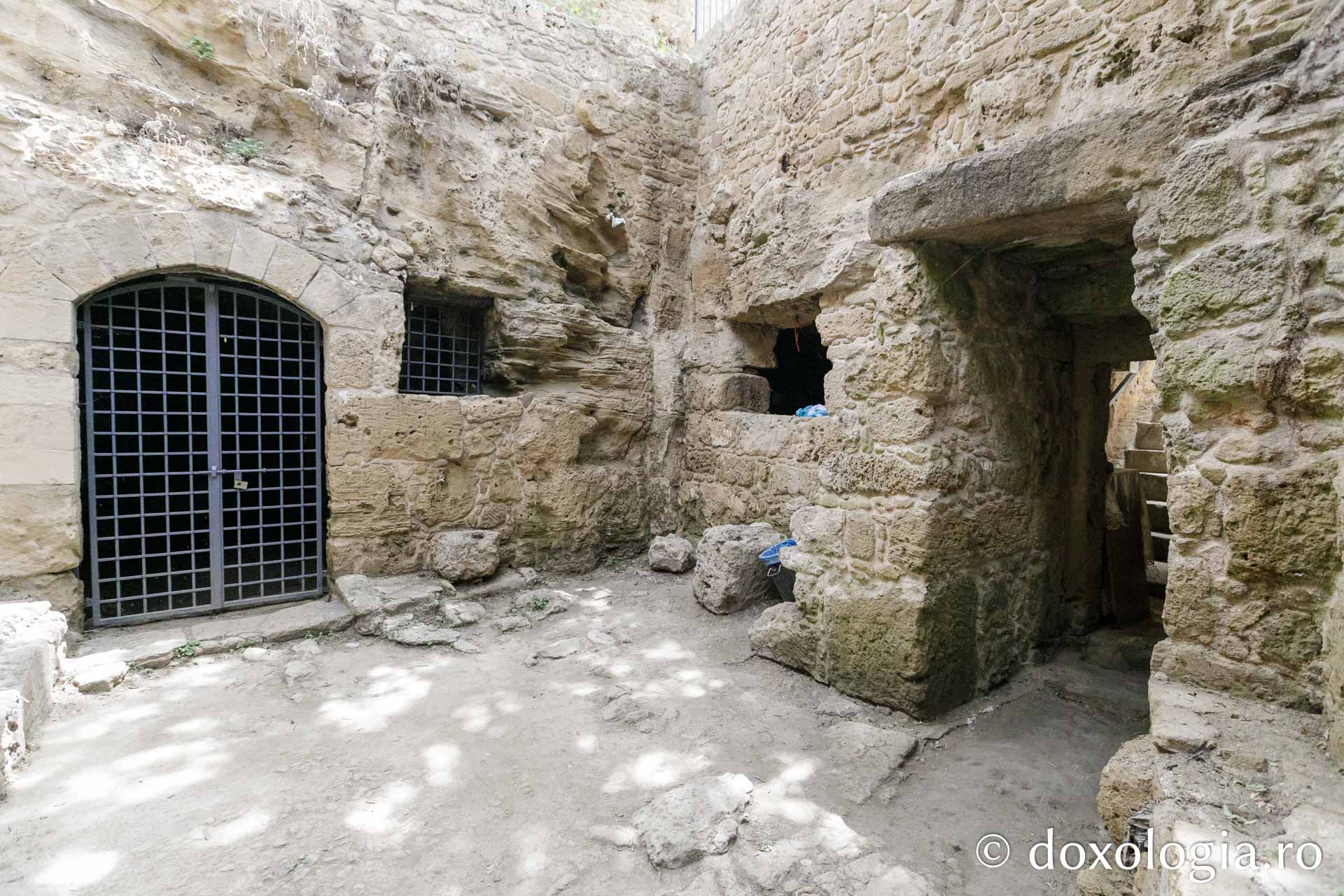 (Foto) Momentele de tihnă la Catacomba Sfintei Solomoni din Paphos (Foto) Momentele de tihnă la Catacomba Sfintei Solomoni din Paphos
