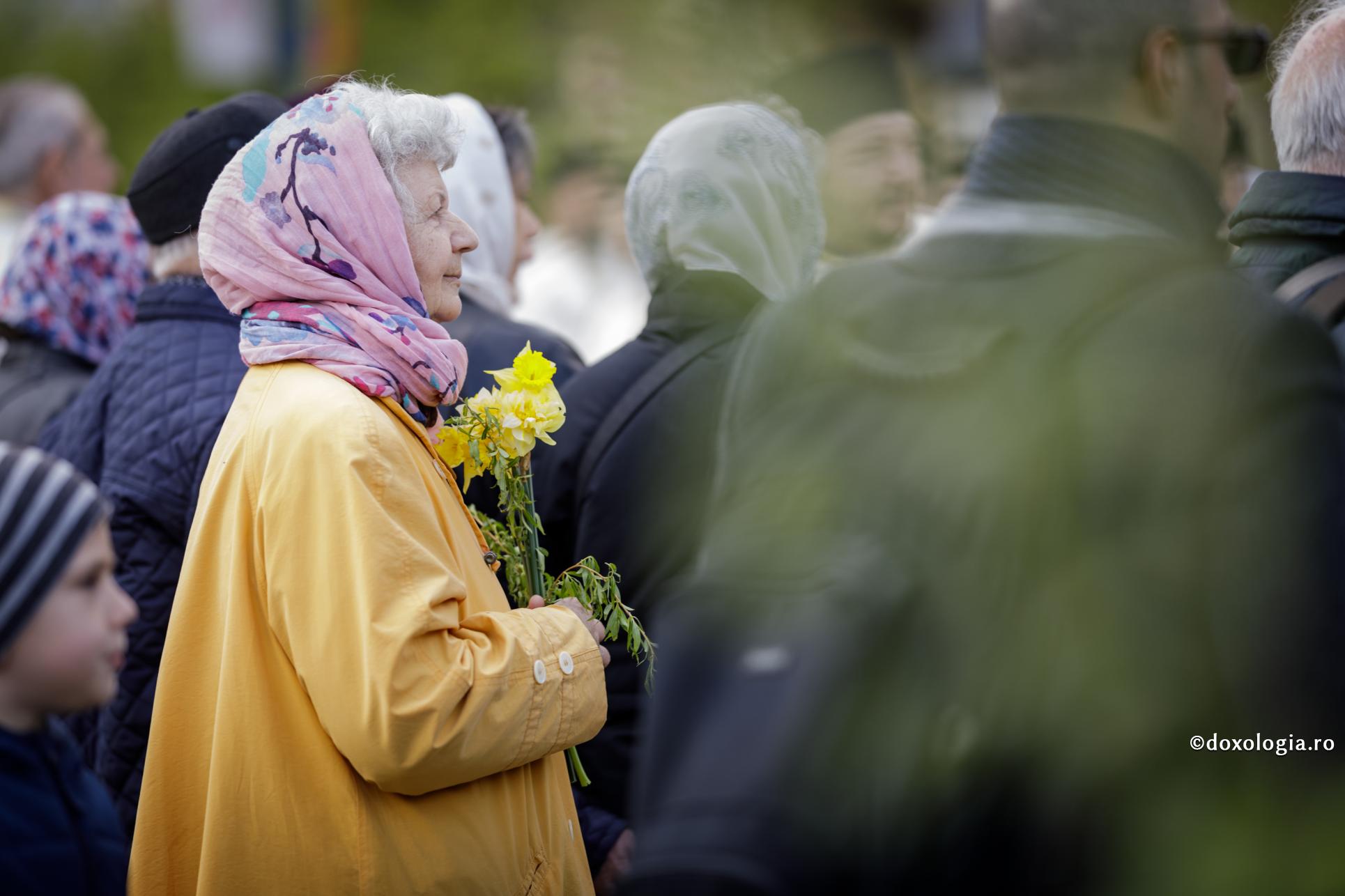 Vrăjmașii noștri ne oferă, fără să vrea, mari bucurii / Foto: Oana Nechifor femeie în vârstă cu flori în mână