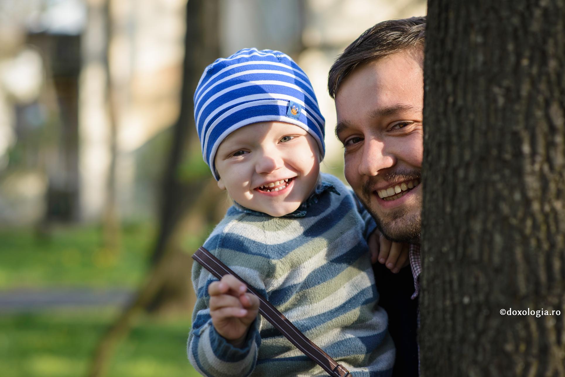 Oamenii care au dragoste și bunătate se aseamănă cu îngerii / Foto: Oana Nechifor tată și fiu zâmbind