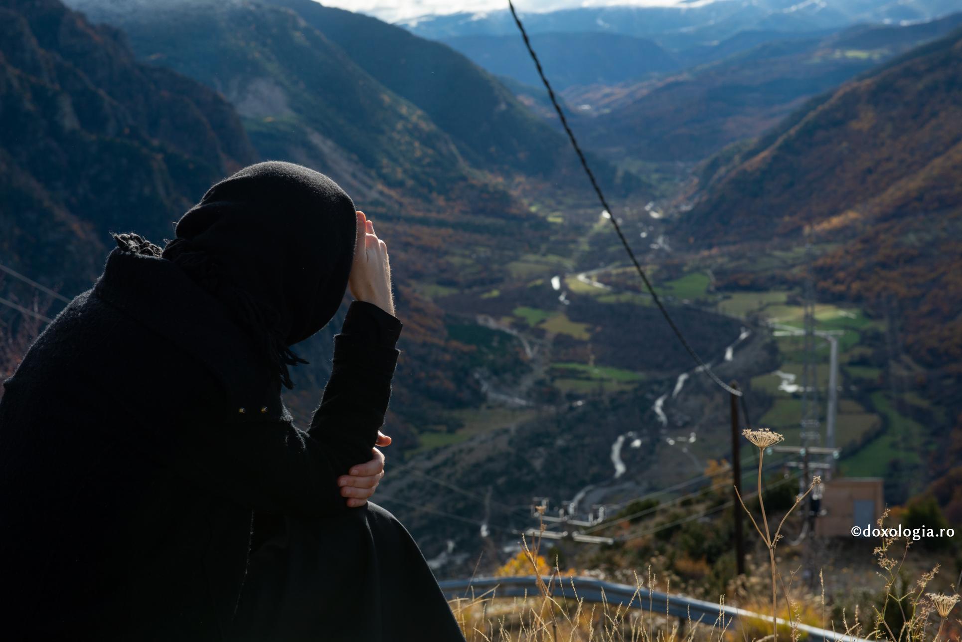Gândurile bune aduc echilibru și sănătate duhovnicească / Foto: Oana Nechifor femeie cu batic privind de pe vârful muntelui