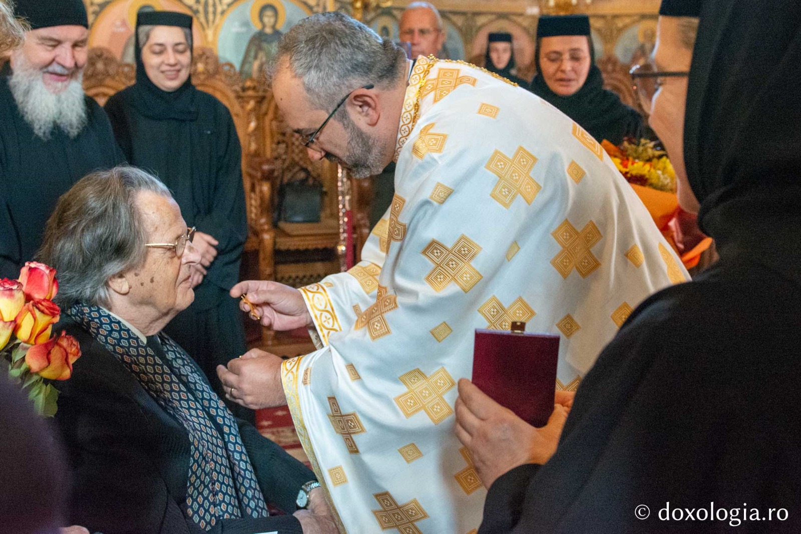 (Video) „Crucea Sfântului Ierarh Dosoftei”, dăruită academicianului Alexandru Zub la împlinirea vârstei de 89 de ani