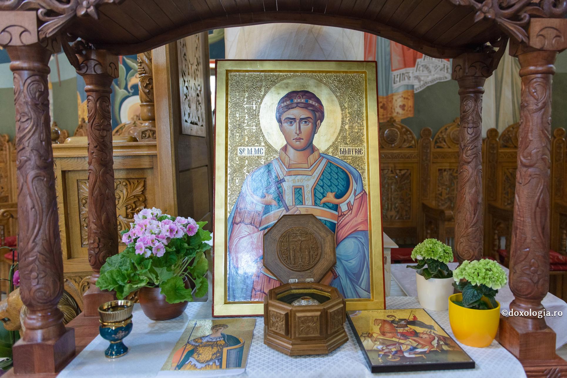 Icoana și părticele din moaștele Sfântului Mare Mucenic Dimitrie, Biserica Întâmpinarea Domnului și Sfântul Mare Mucenic Dimitrie din Iași / Foto: Oana Nechifor Biserica „Întâmpinarea Domnului și Sfântul Mucenic Dimitrie” din Iași