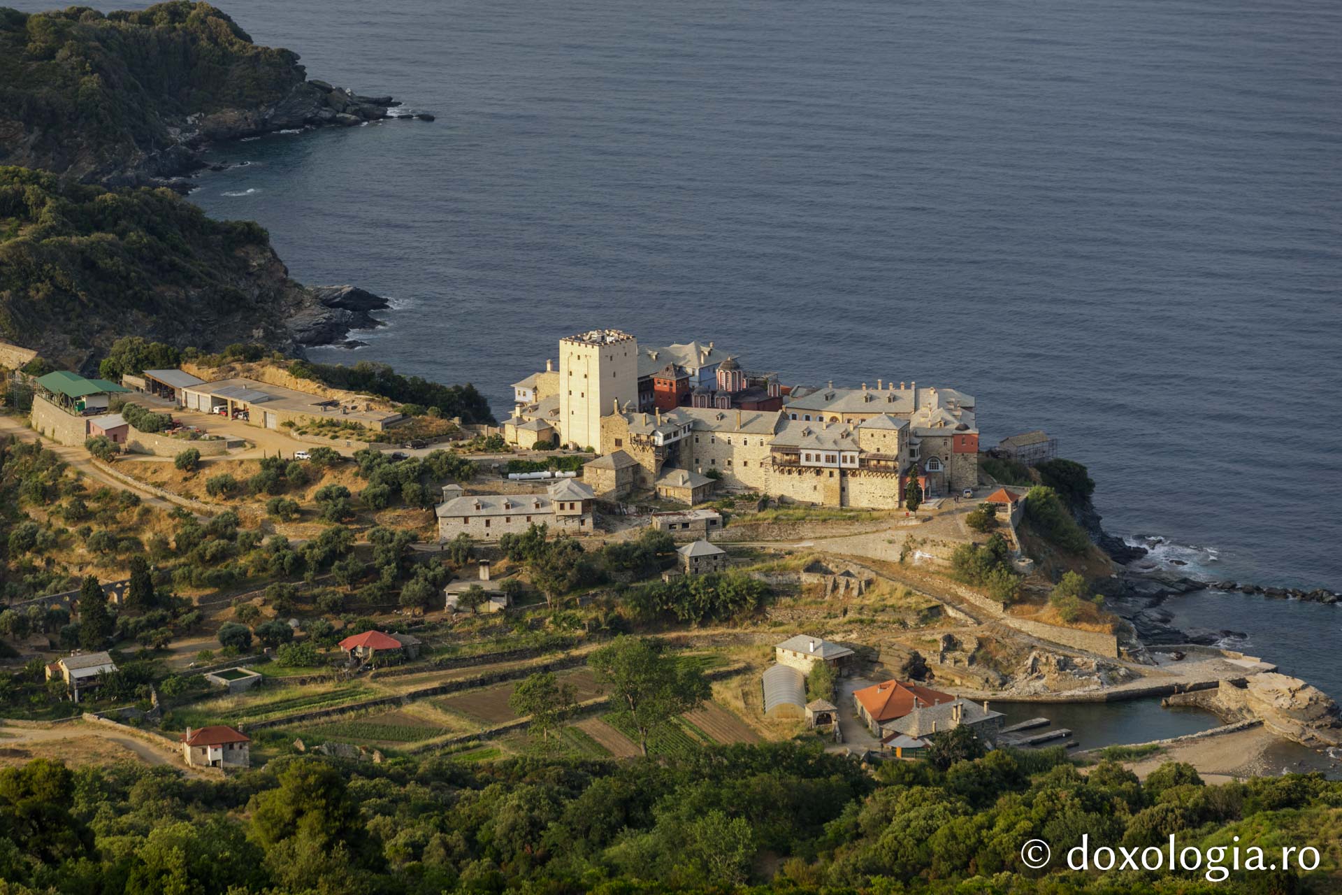Mănăstirea Pantocrator – vedere dinspre Kapsala / Foto: Pr. Silviu Cluci Mănăstirea Pantocrator – Athos