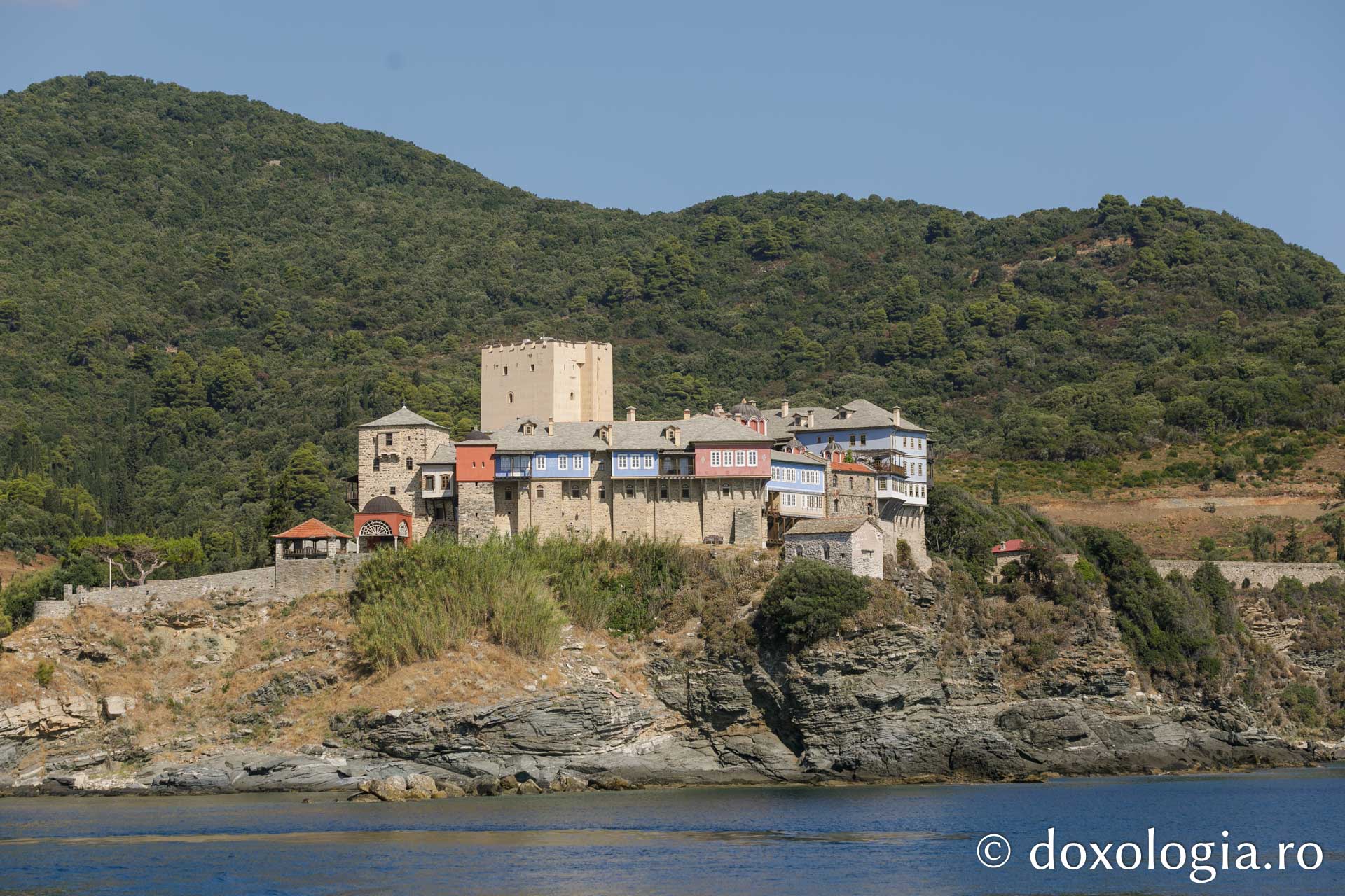 Ansamblul clădirilor Mănăstirii Pantocrator / Foto: pr. Silviu Cluci Ansamblul clădirilor Mănăstirii Pantocrator