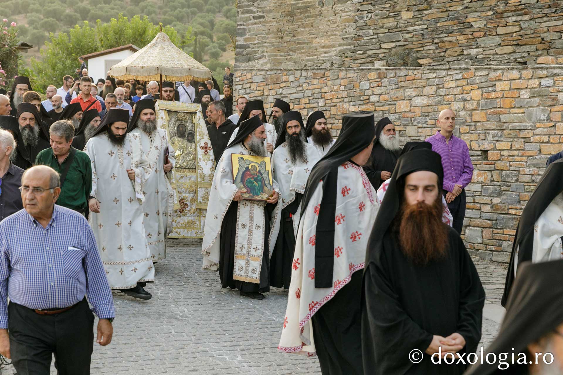Litanie cu icoana Maicii Domnului „Vimatarissa” (Altarița) la Mănăstirea Vatoped / Foto: pr. Silviu Cluci Litanie Athos