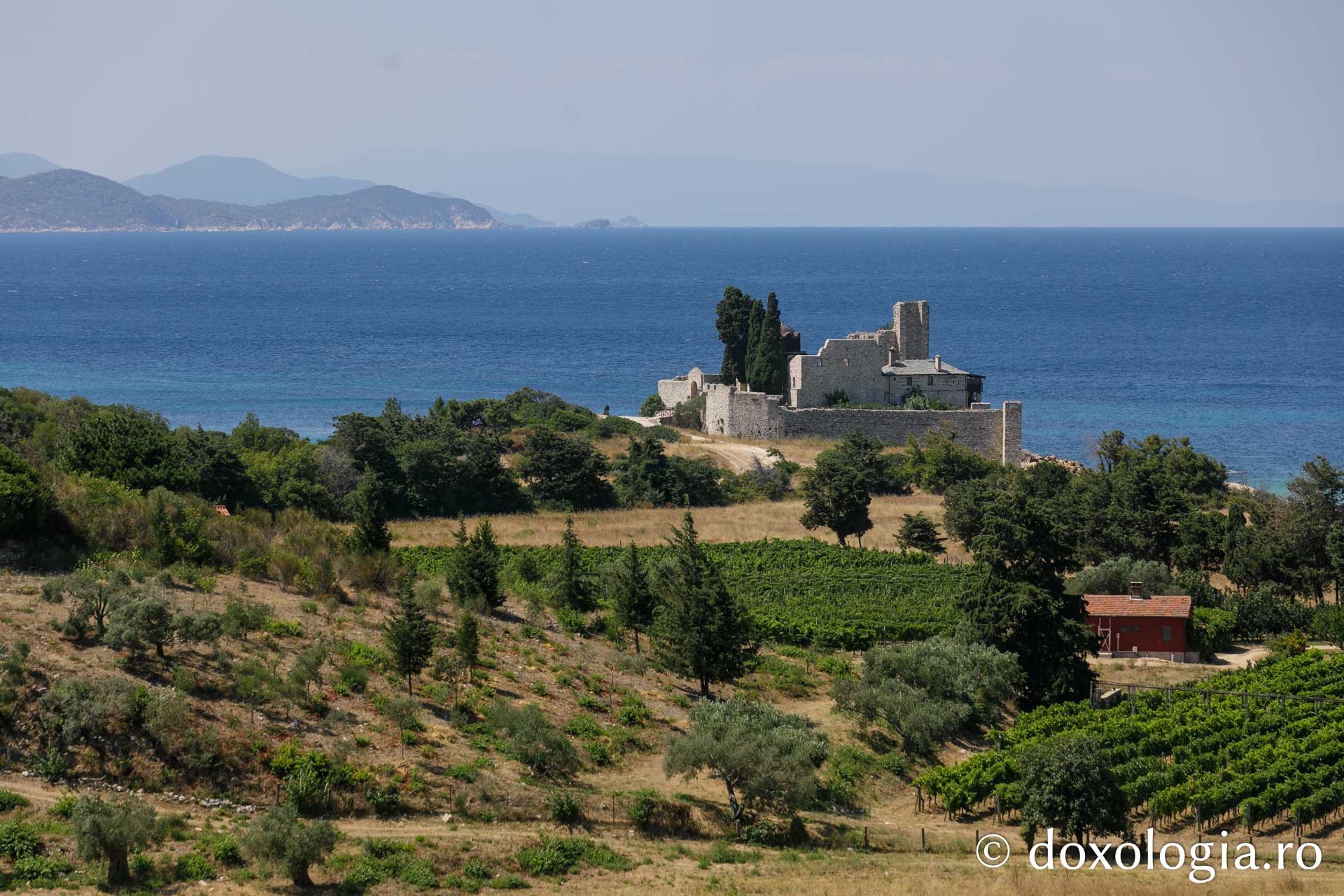 Schitul „Înălțarea Domnului” din Muntele Athos – vedere din Turnul lui Milutin / Foto: pr. Silviu Cluci Schitul „Înălțarea Domnului” din Muntele Athos