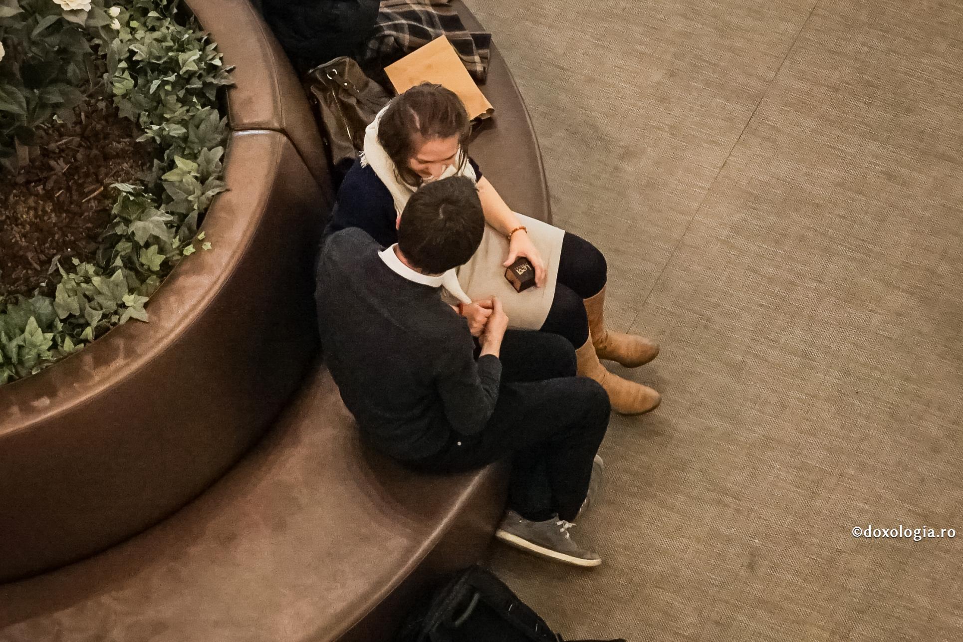 Iubirea – un foc ce trebuie alimentat încontinuu / Foto: Oana Nechifor cuplu stând pe bancă