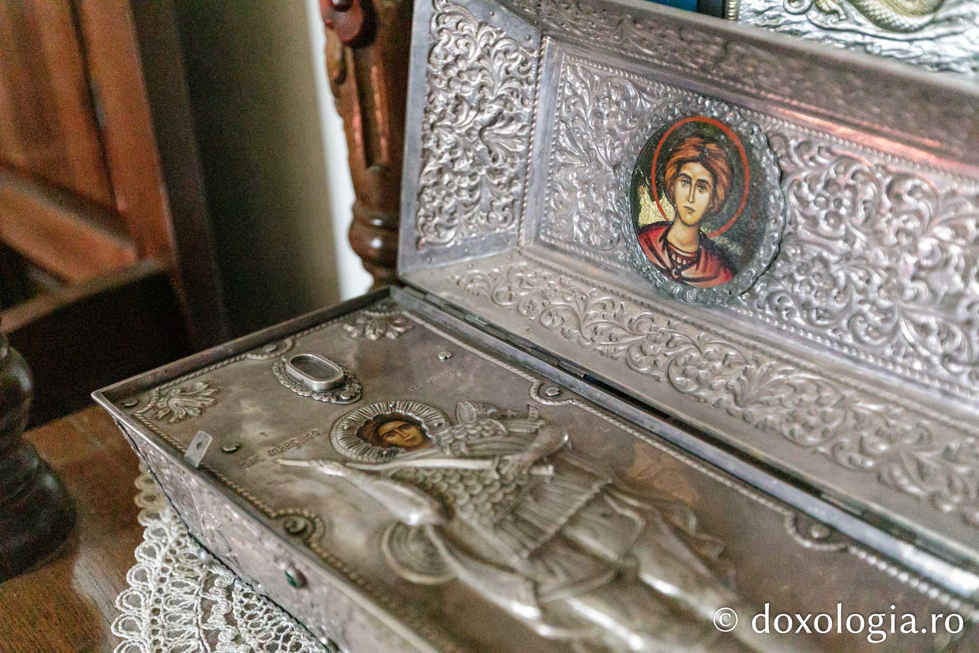 Racla cu moaștele Sfântului Mare Mucenic Gheorghe / Foto: pr. Silviu Cluci Racla cu moaștele Sfântului Mare Mucenic Gheorghe